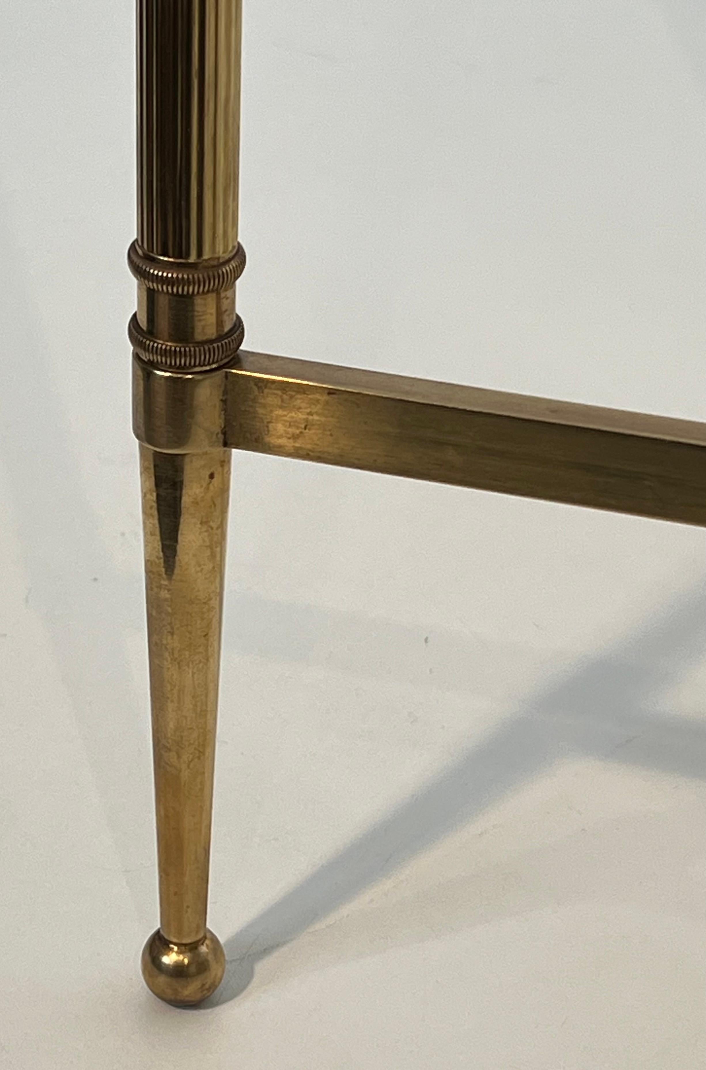 Paar Beistelltische aus Messing im neoklassischen Stil mit Marmorplatten von Maison Jansen im Angebot 1