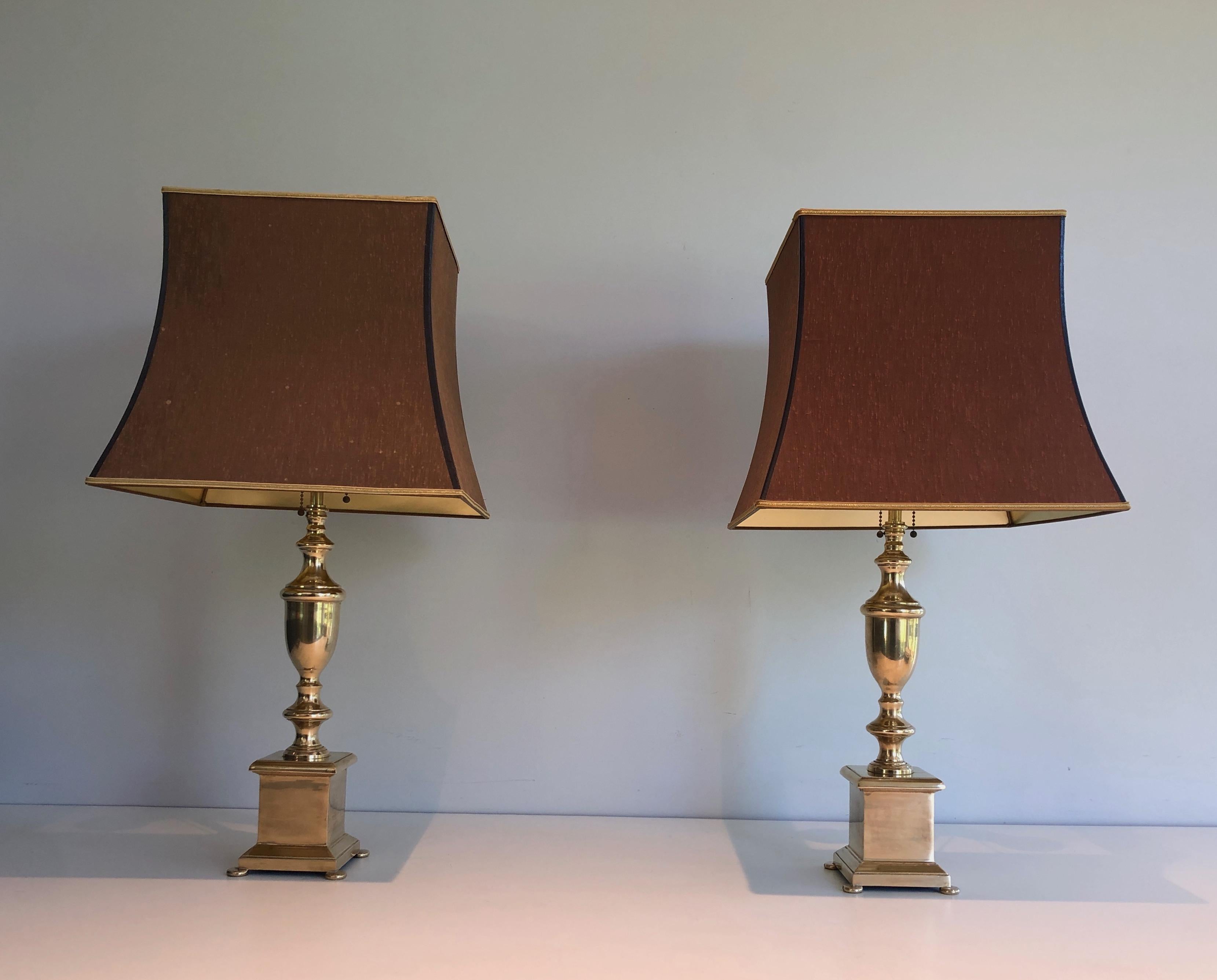 Paire de lampes de table en laiton de style néoclassique en vente 5