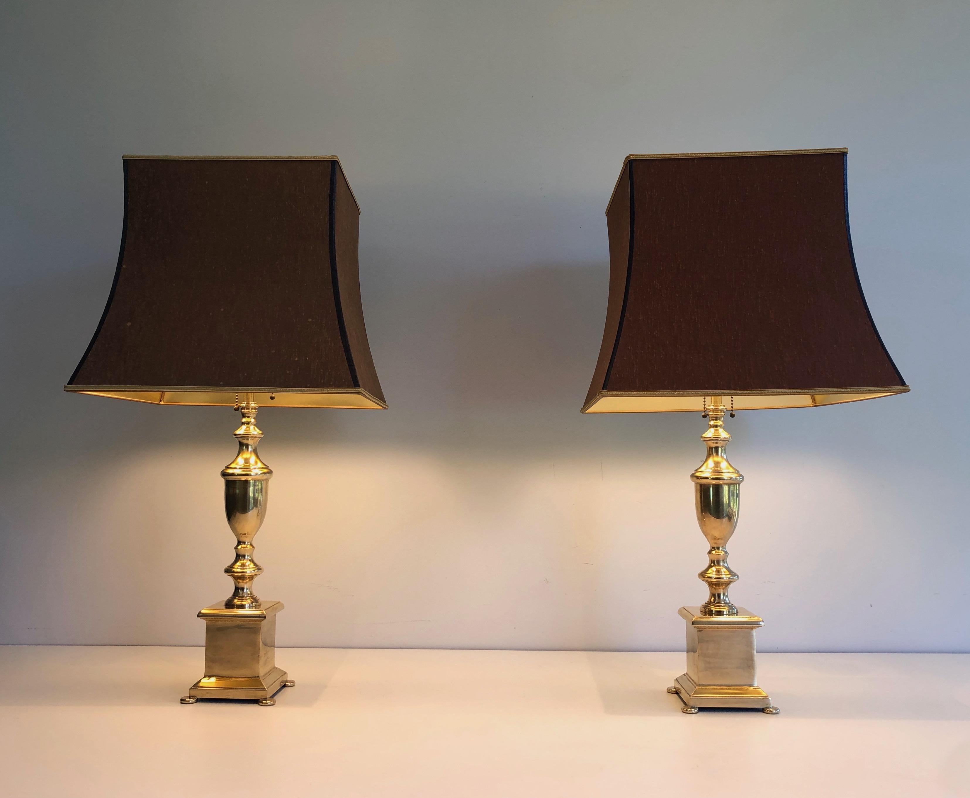 Paire de lampes de table en laiton de style néoclassique en vente 7