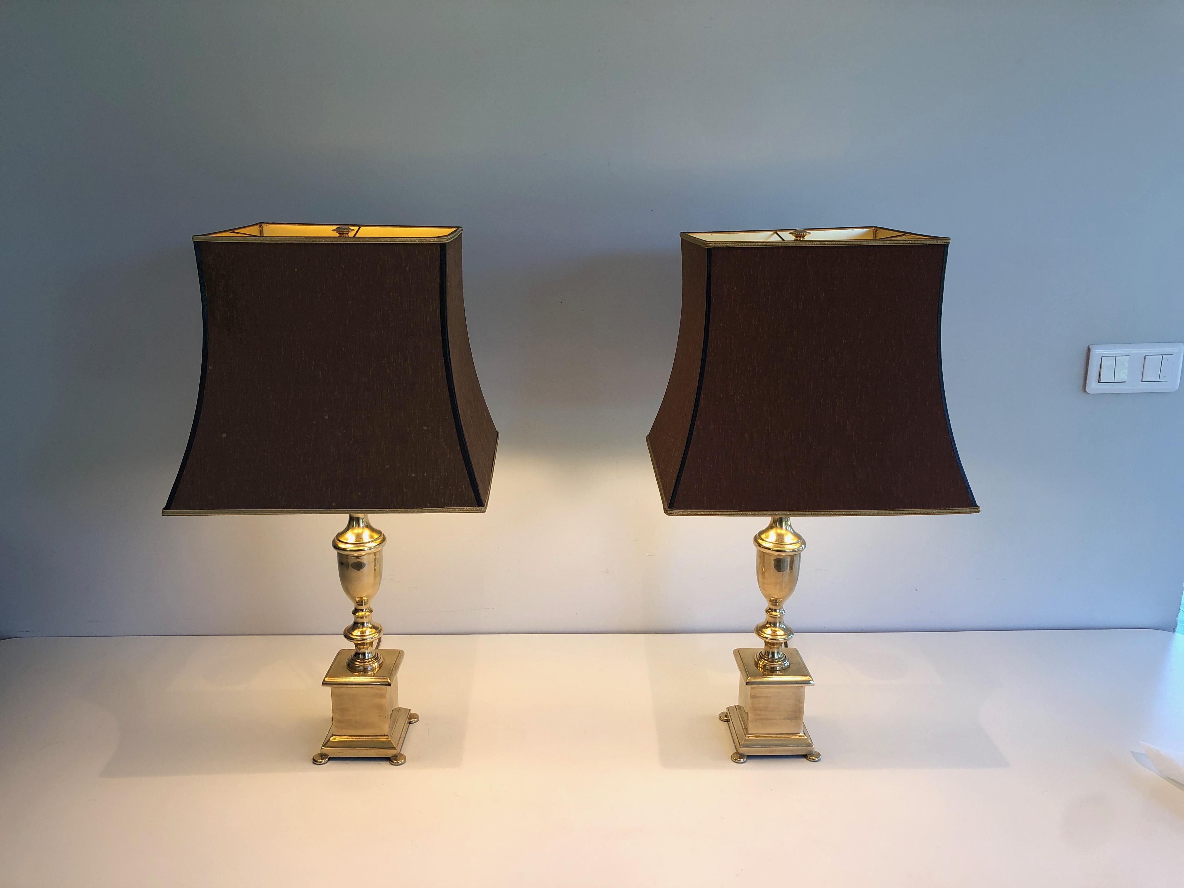 Paire de lampes de table en laiton de style néoclassique en vente 8