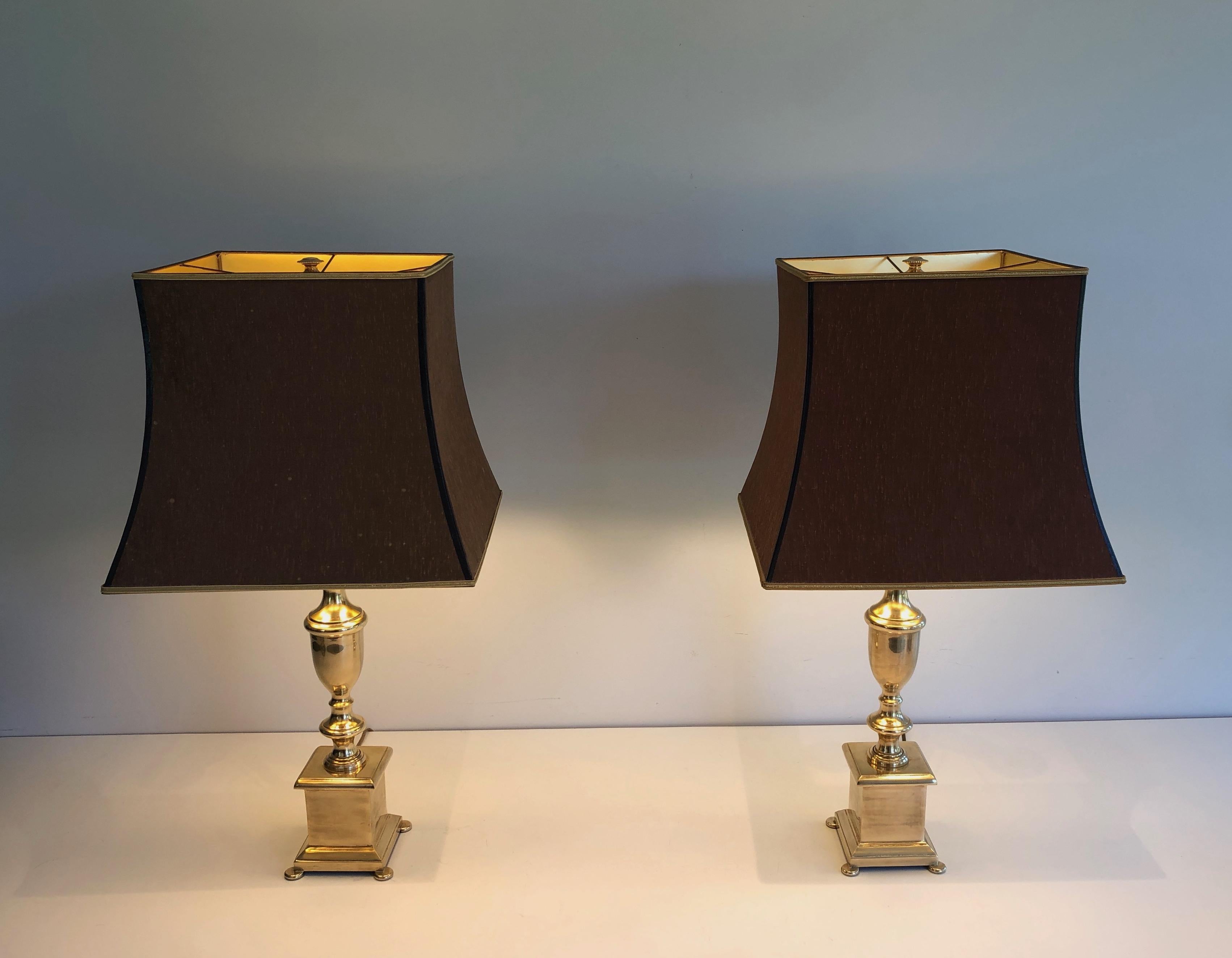 Paire de lampes de table en laiton de style néoclassique en vente 9