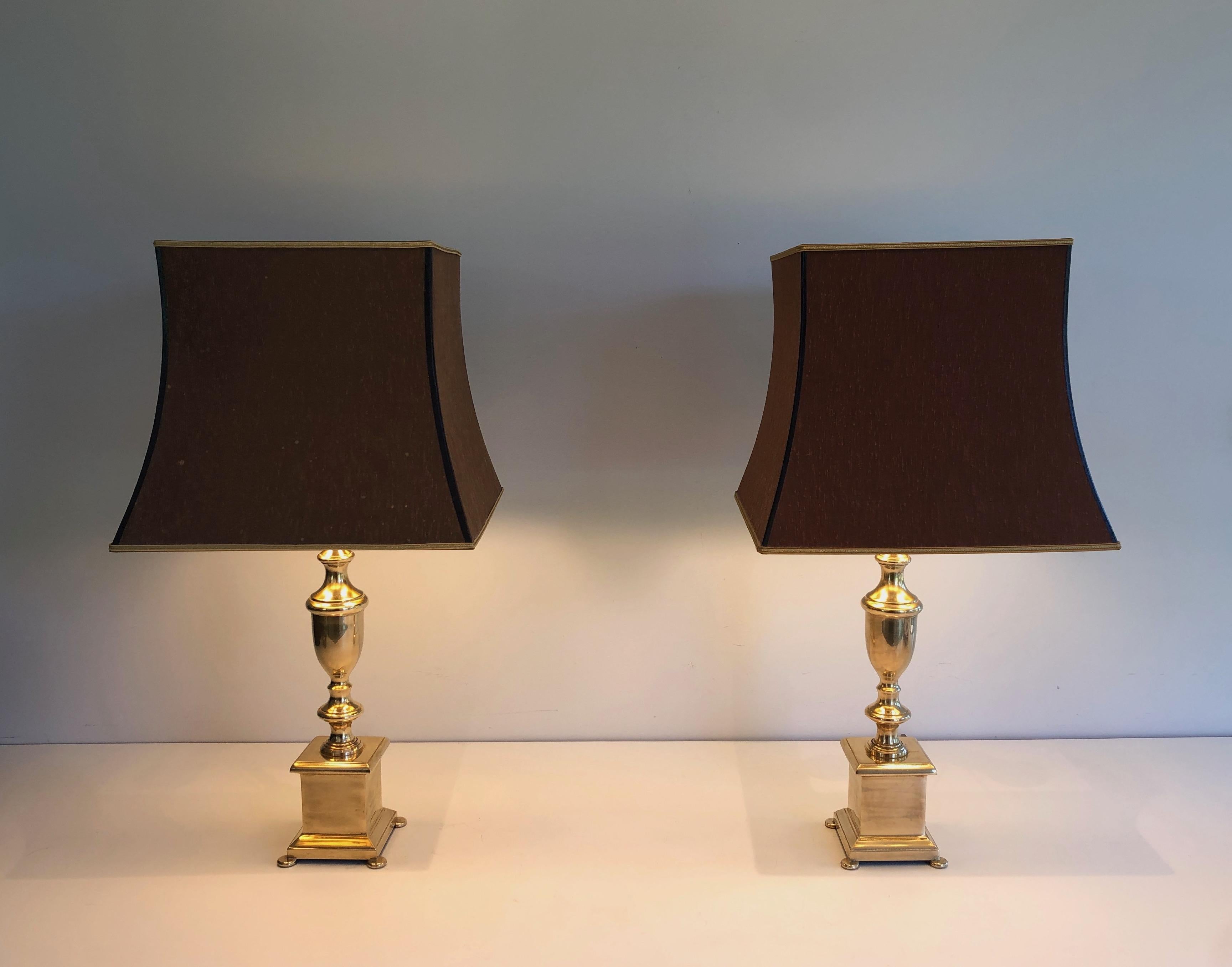 Paire de lampes de table en laiton de style néoclassique en vente 10