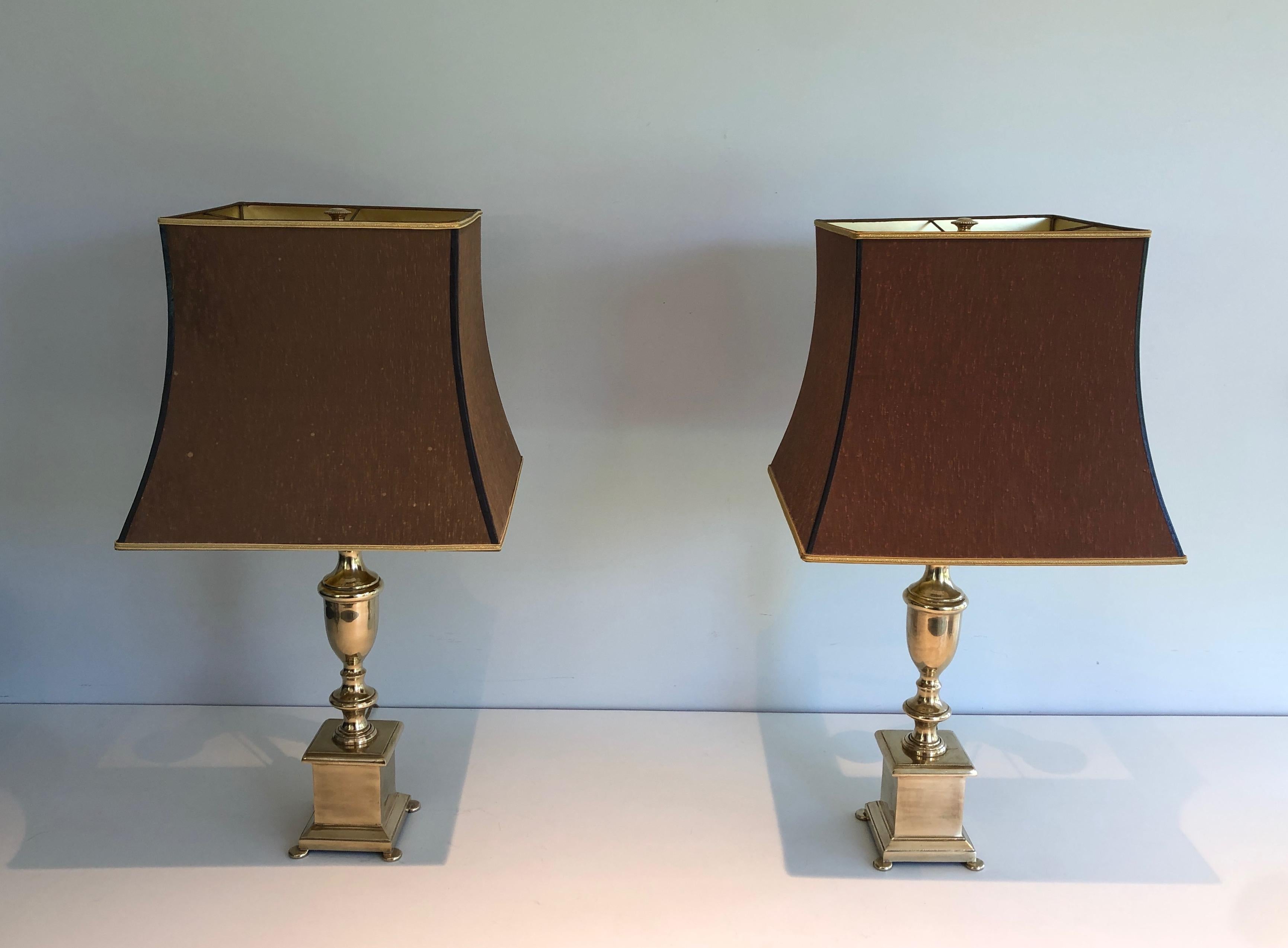 Paire de lampes de table en laiton de style néoclassique en vente 11