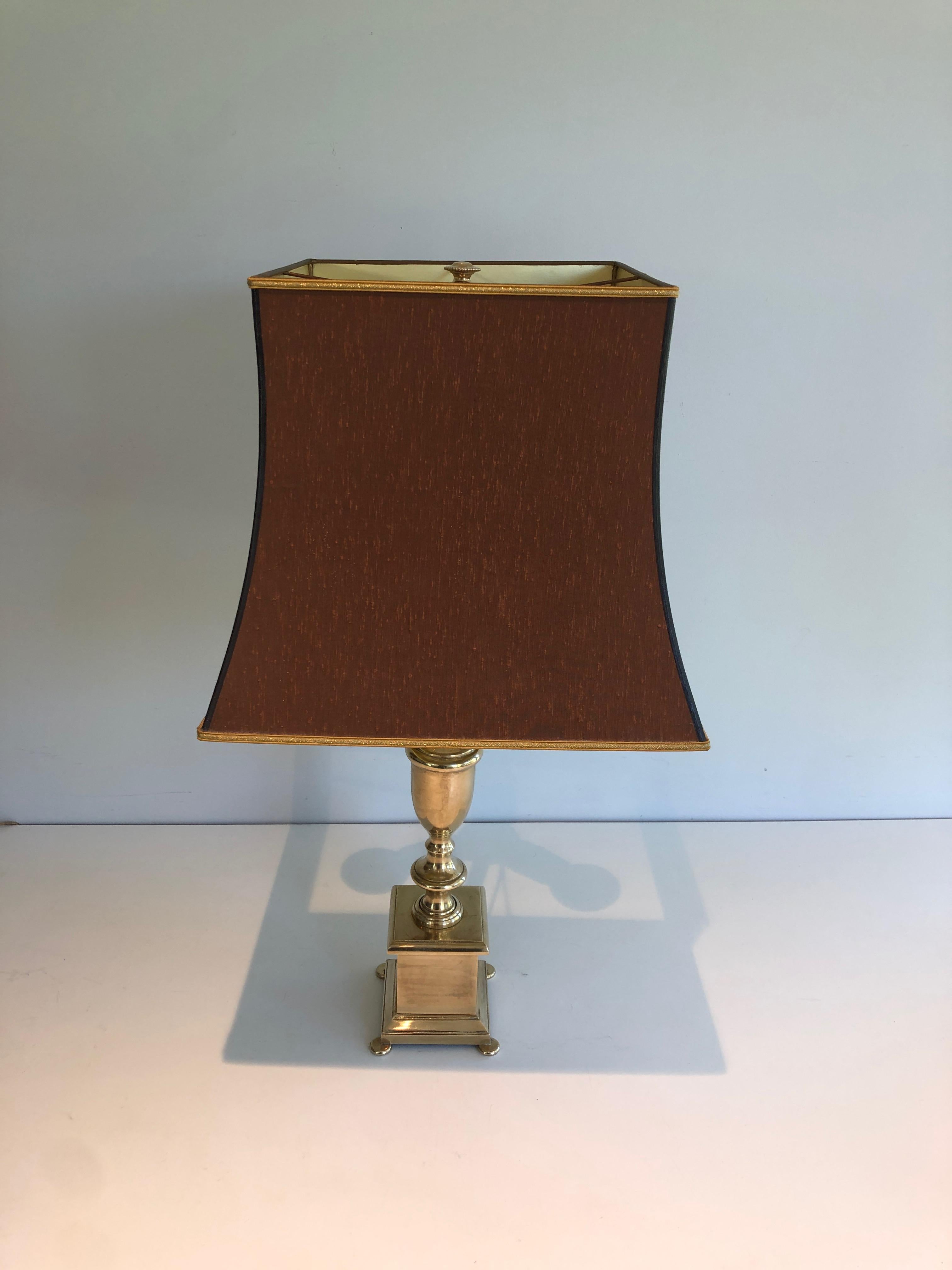 Paire de lampes de table en laiton de style néoclassique en vente 12
