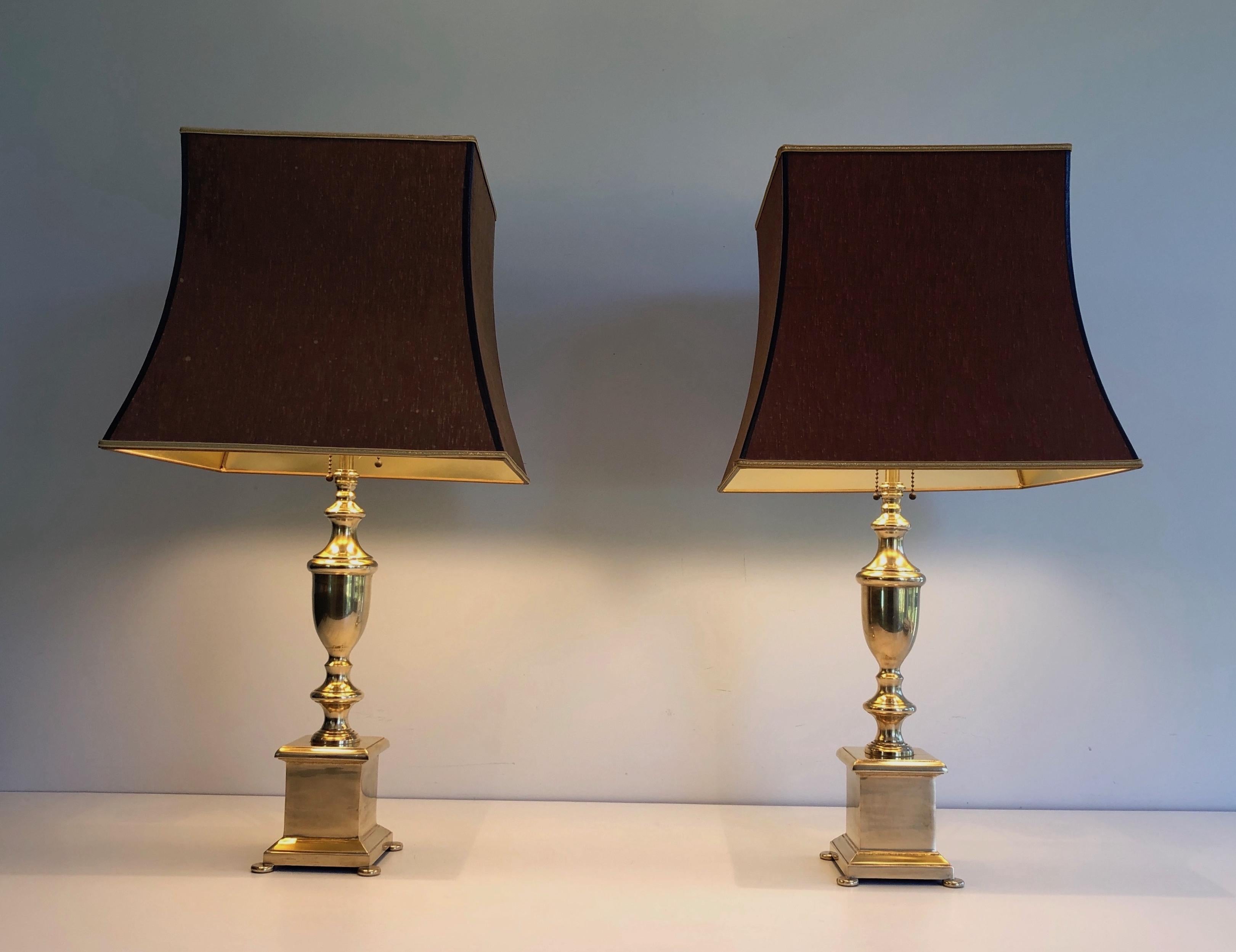 Cette paire de lampes de table de style néoclassique est en laiton. Il s'agit d'une œuvre française, vers 1940.