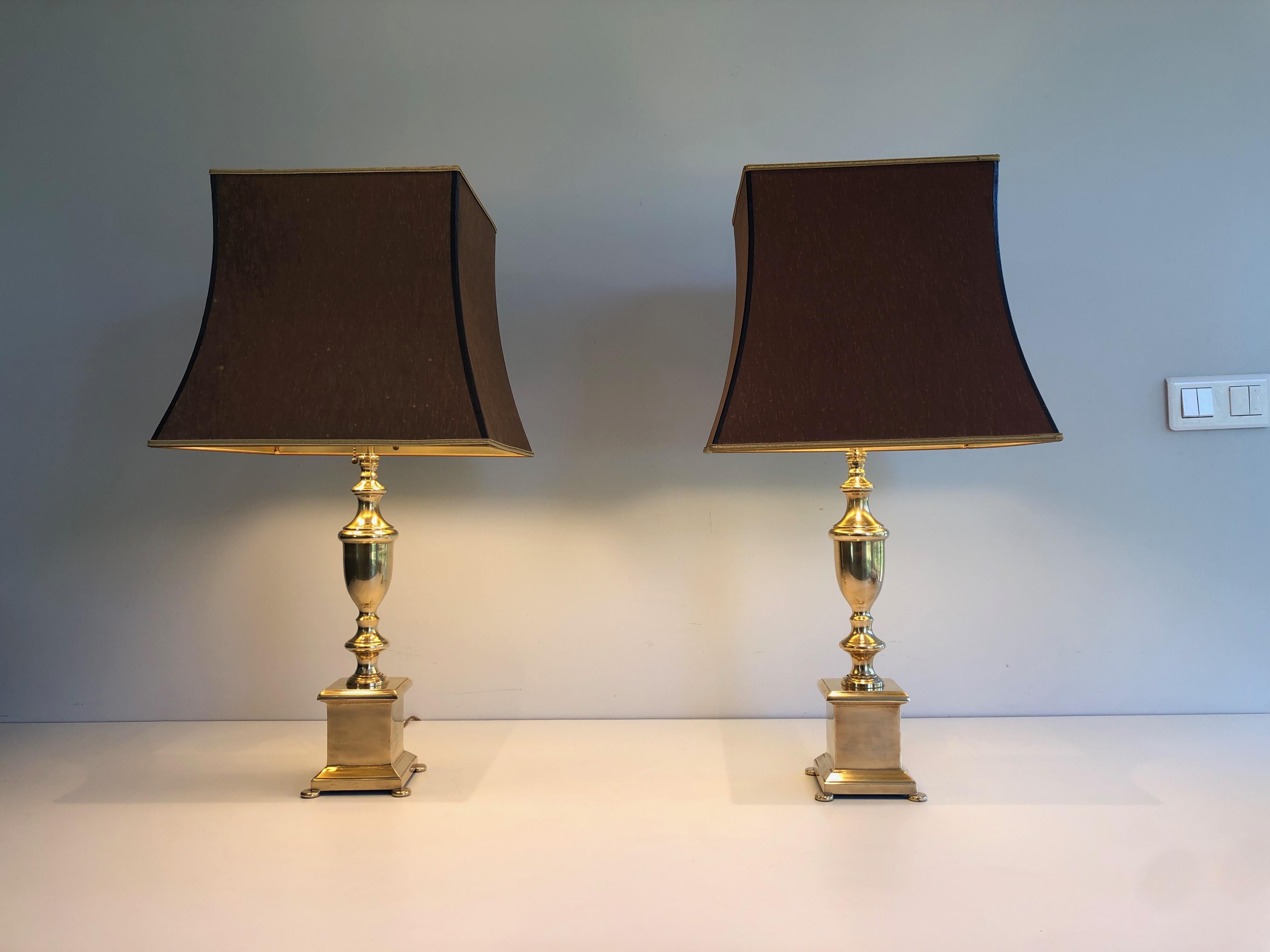 Paire de lampes de table en laiton de style néoclassique en vente 13