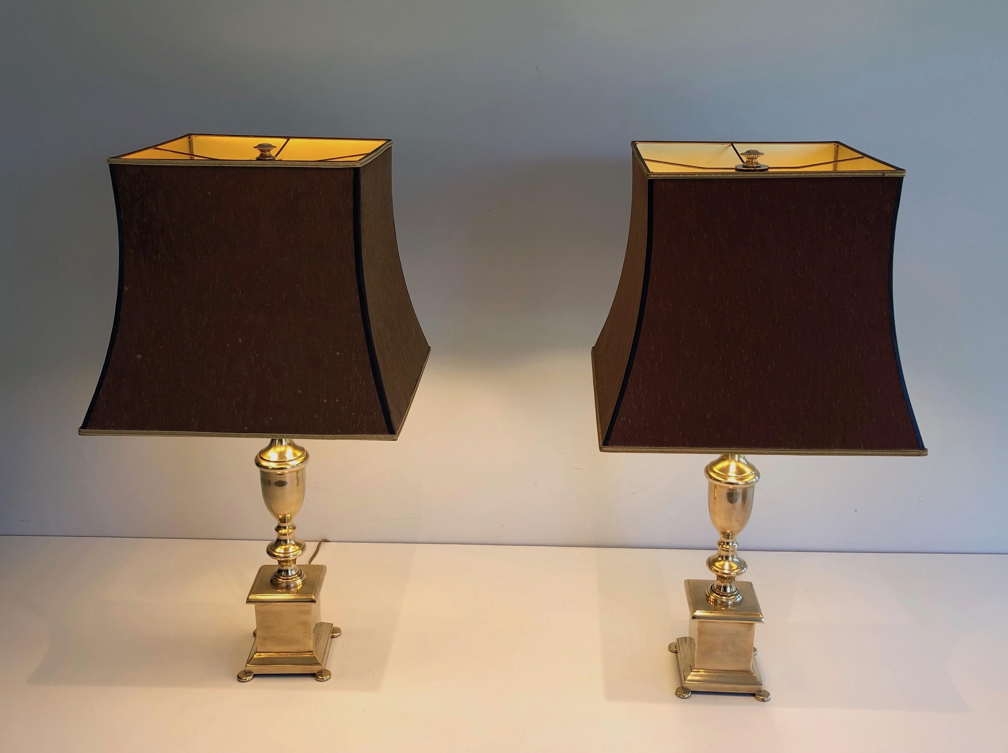 Néoclassique Paire de lampes de table en laiton de style néoclassique en vente