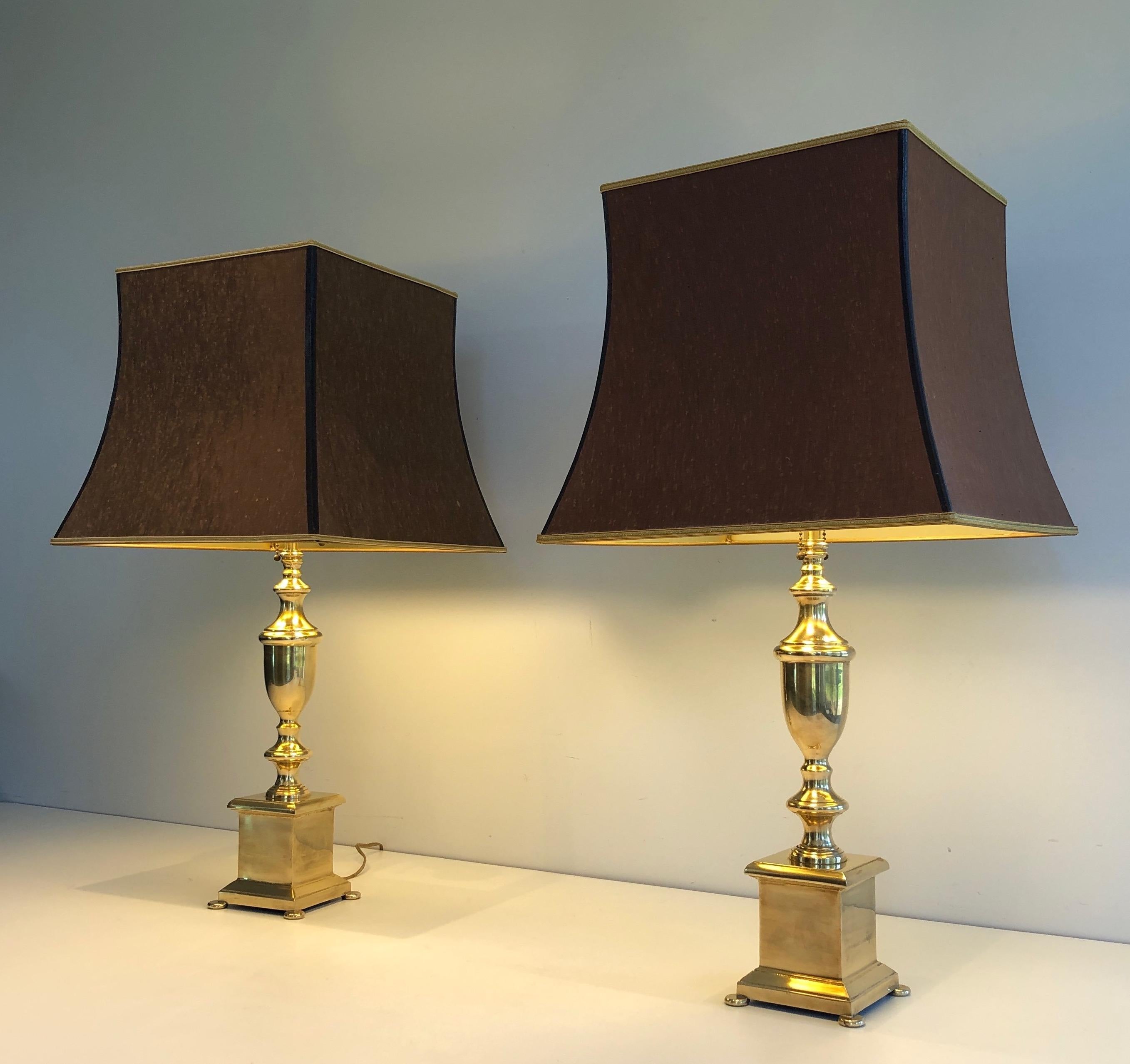 Français Paire de lampes de table en laiton de style néoclassique en vente