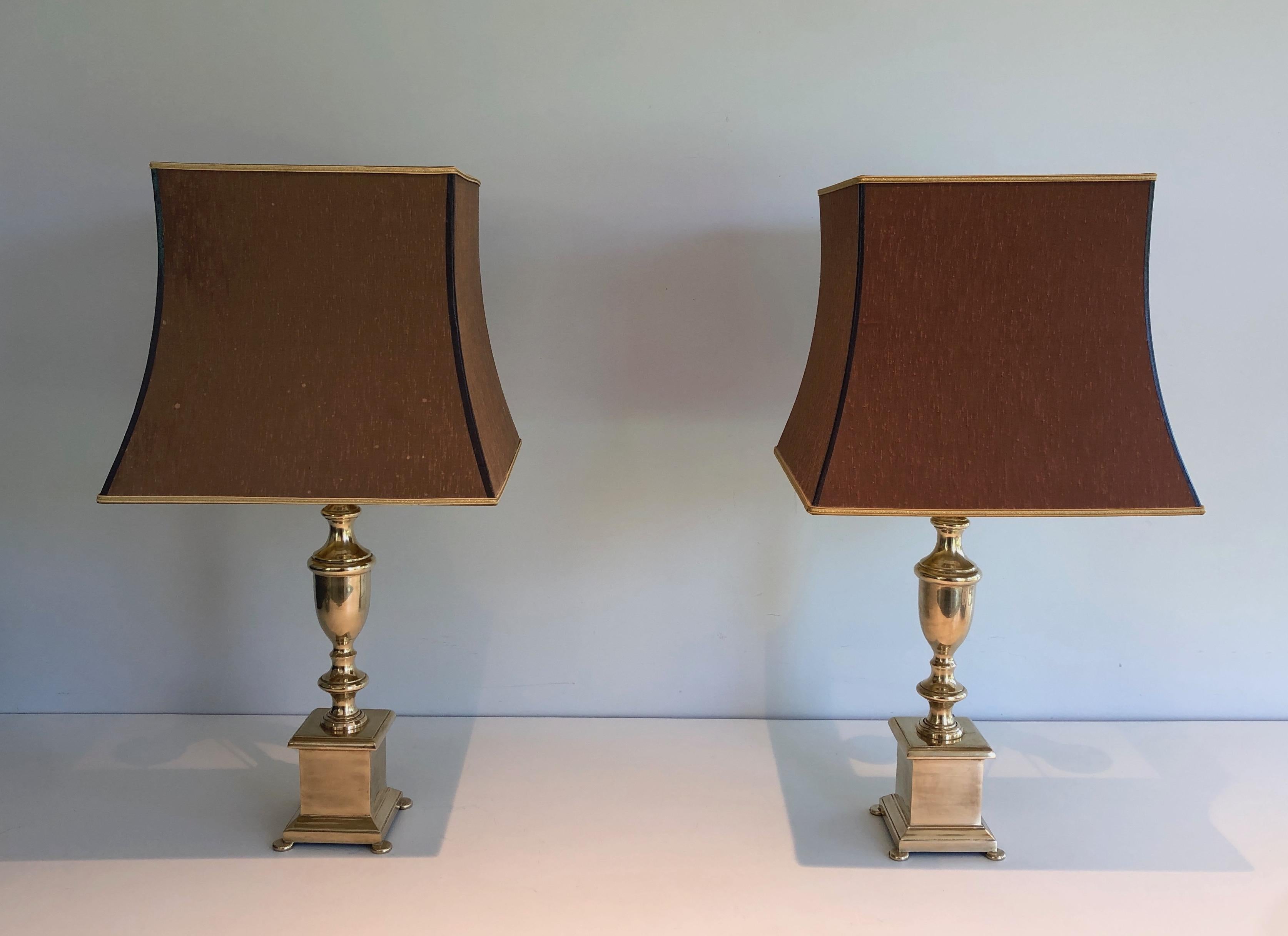 Milieu du XXe siècle Paire de lampes de table en laiton de style néoclassique en vente