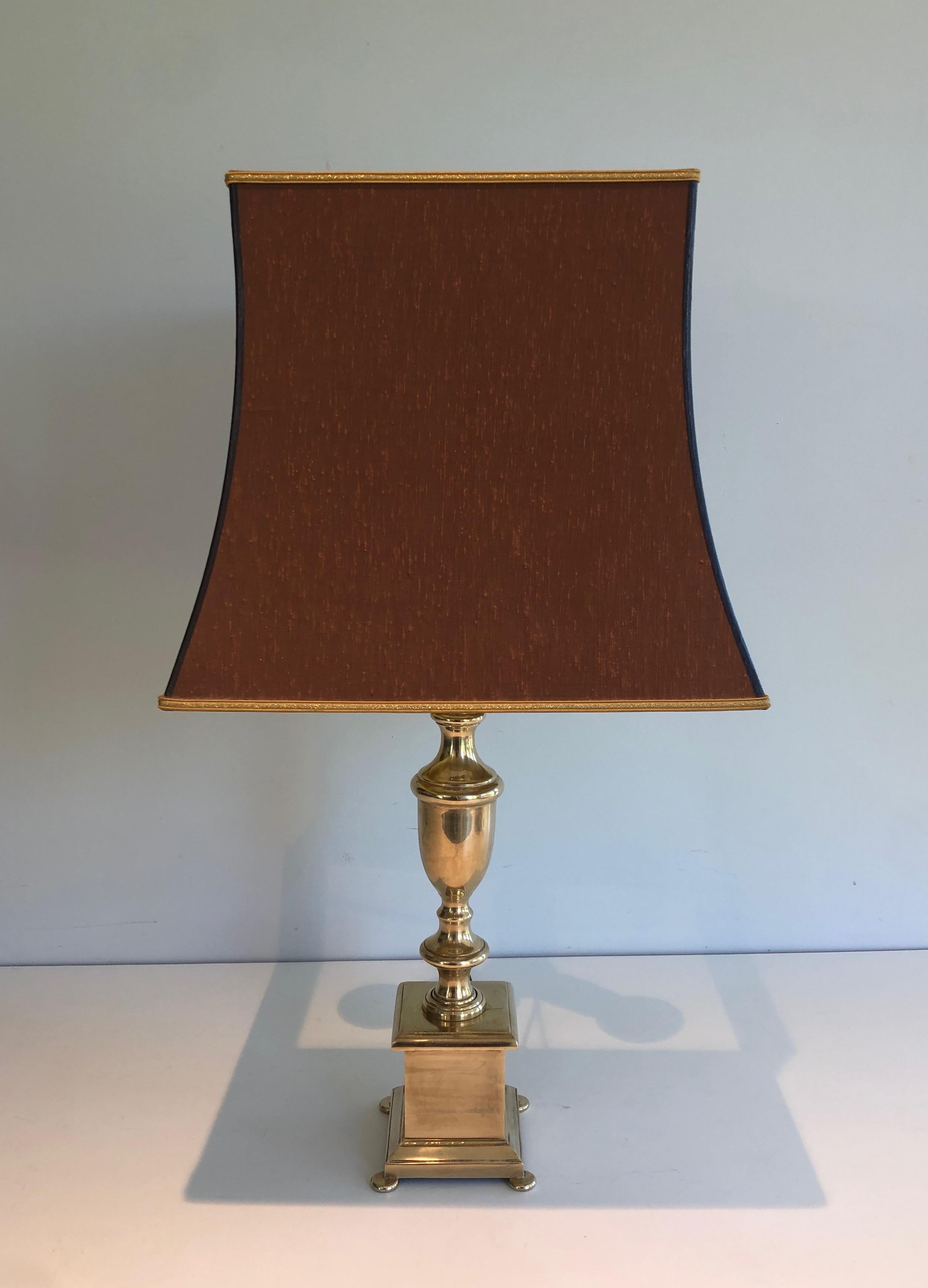 Laiton Paire de lampes de table en laiton de style néoclassique en vente