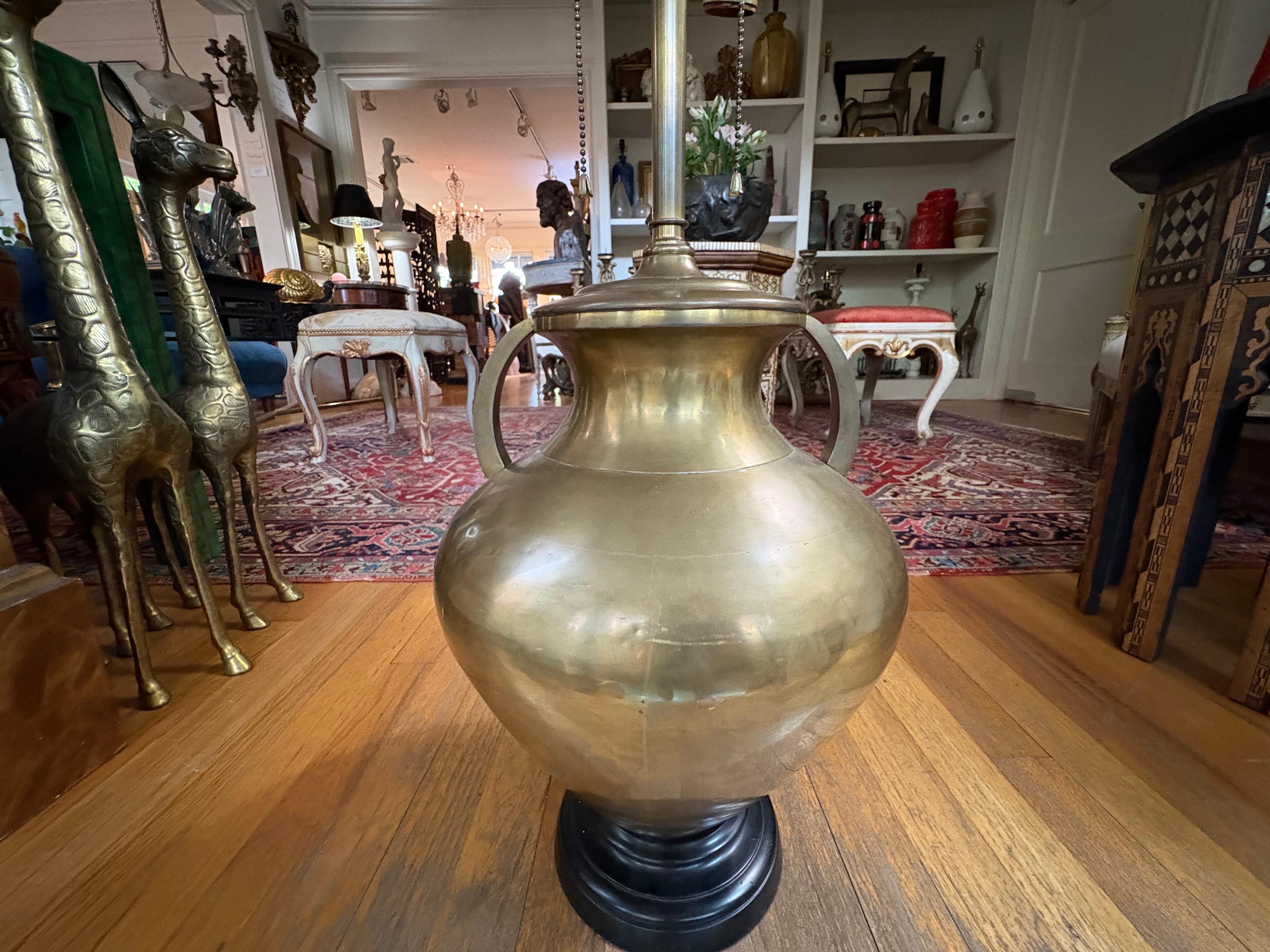 Neoclassico Coppia di lampade a urna in ottone in stile neoclassico in vendita