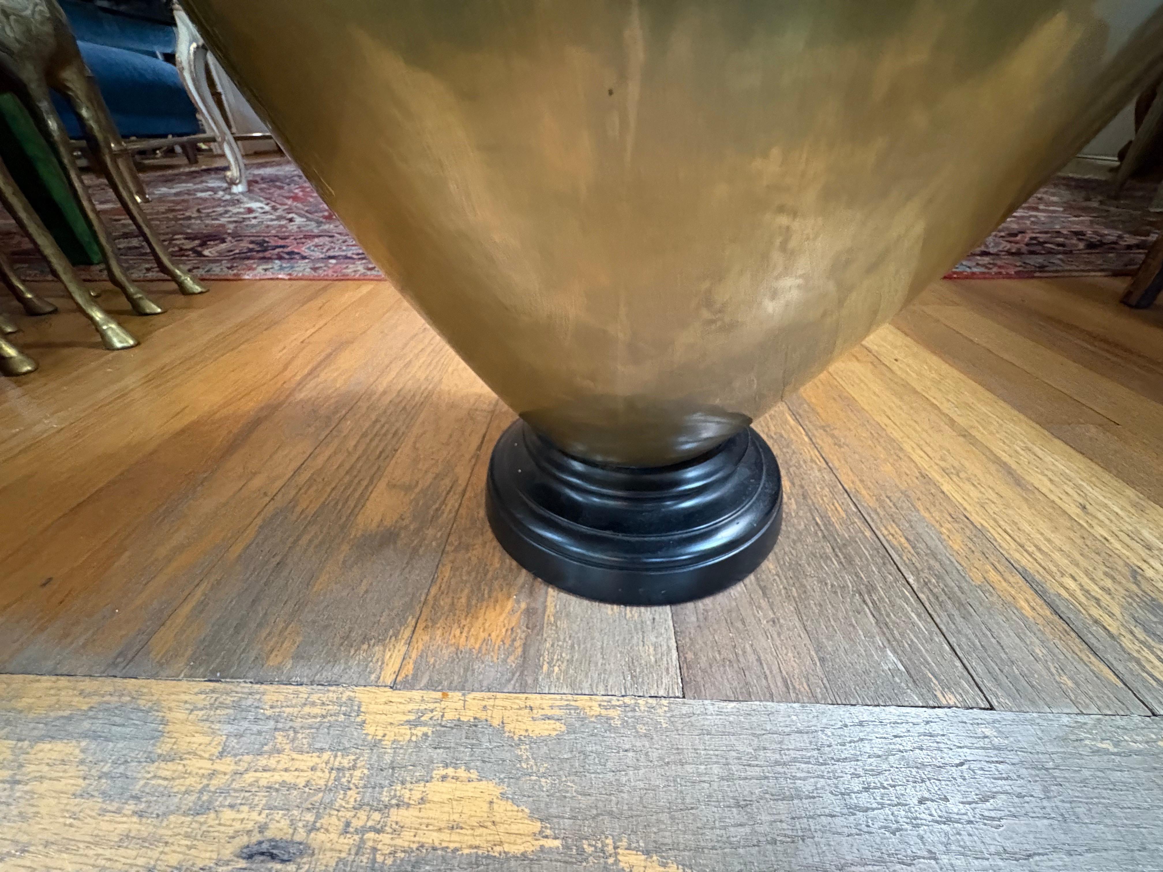 Sconosciuto Coppia di lampade a urna in ottone in stile neoclassico in vendita