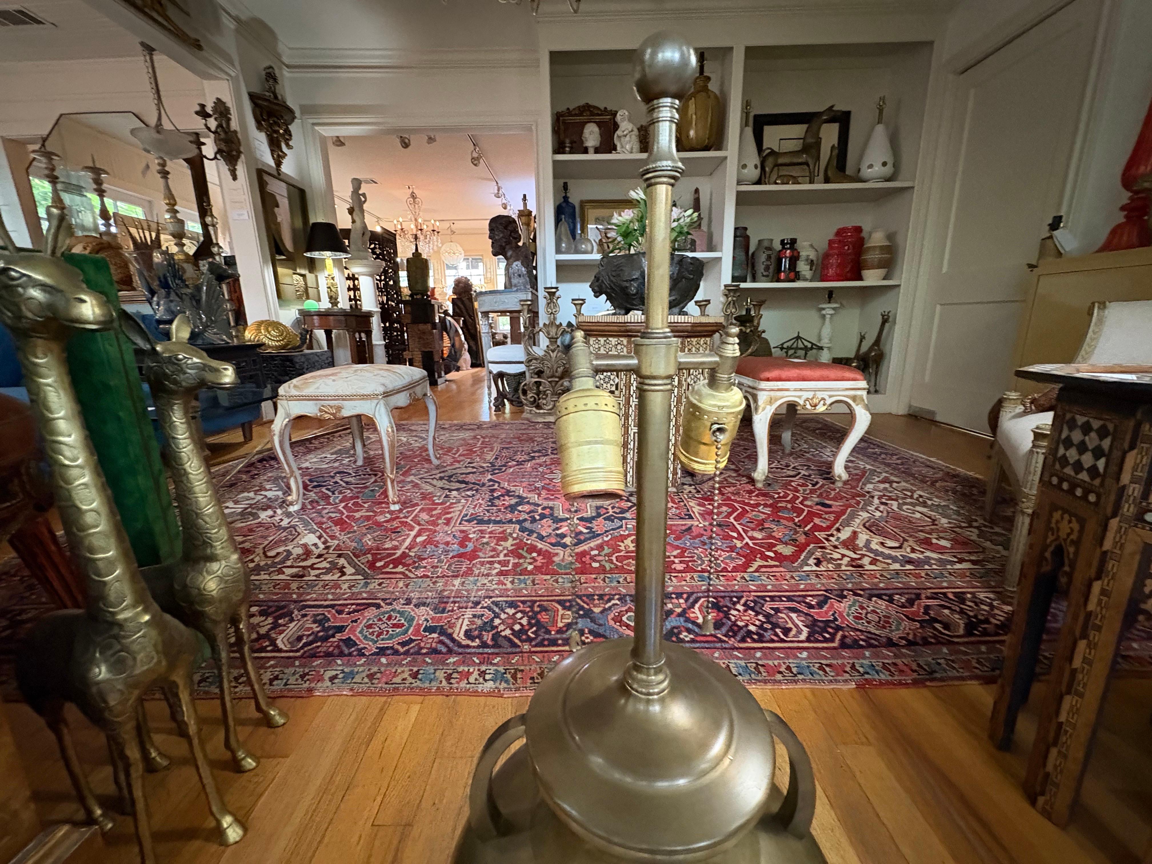 Coppia di lampade a urna in ottone in stile neoclassico In condizioni buone in vendita a Houston, TX