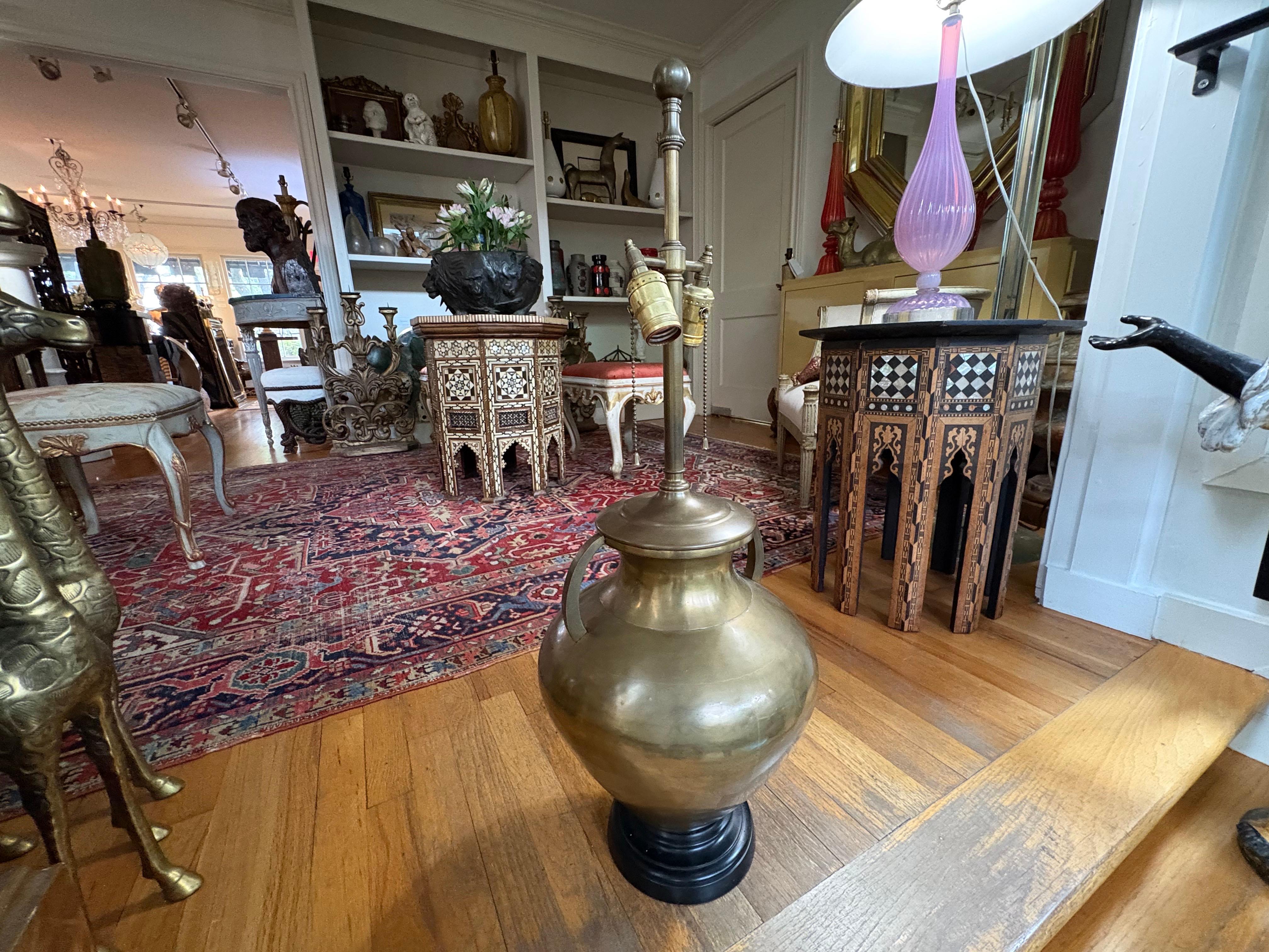 Coppia di lampade a urna in ottone in stile neoclassico in vendita 1