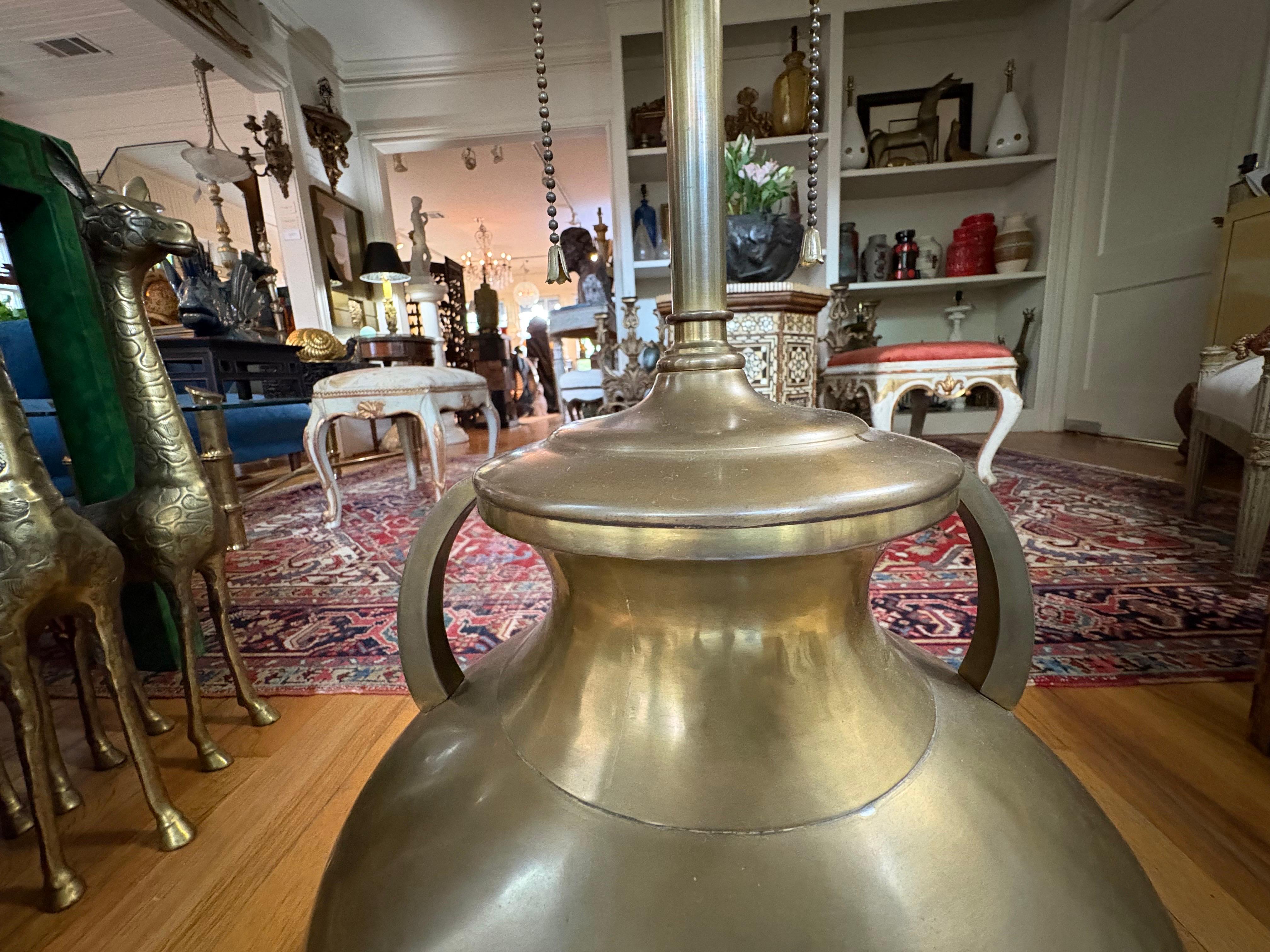 Coppia di lampade a urna in ottone in stile neoclassico in vendita 2