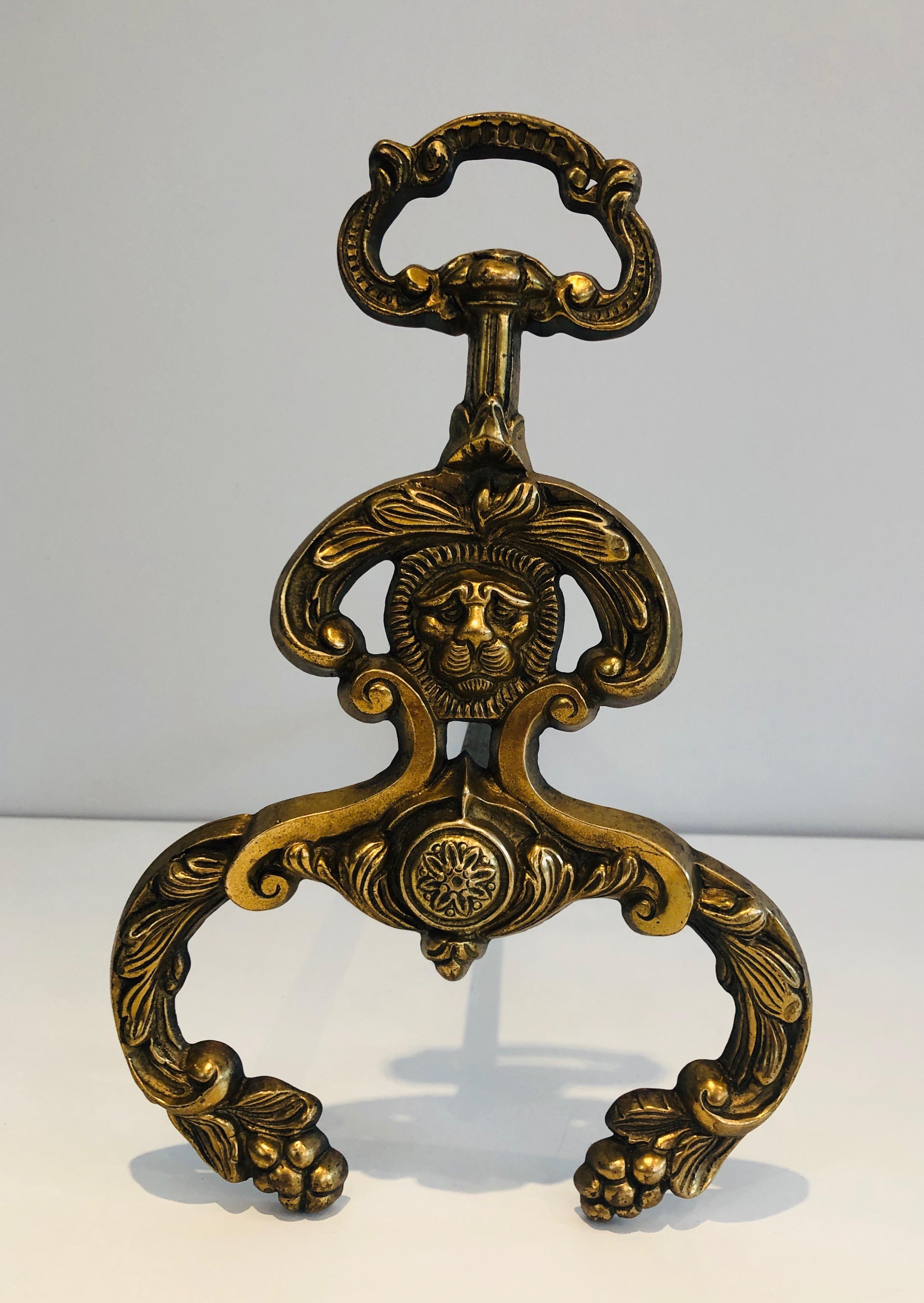 Ein Paar Feuerböcke aus Bronze und Schmiedeeisen im neoklassischen Stil mit Löwenköpfen. F im Angebot 4