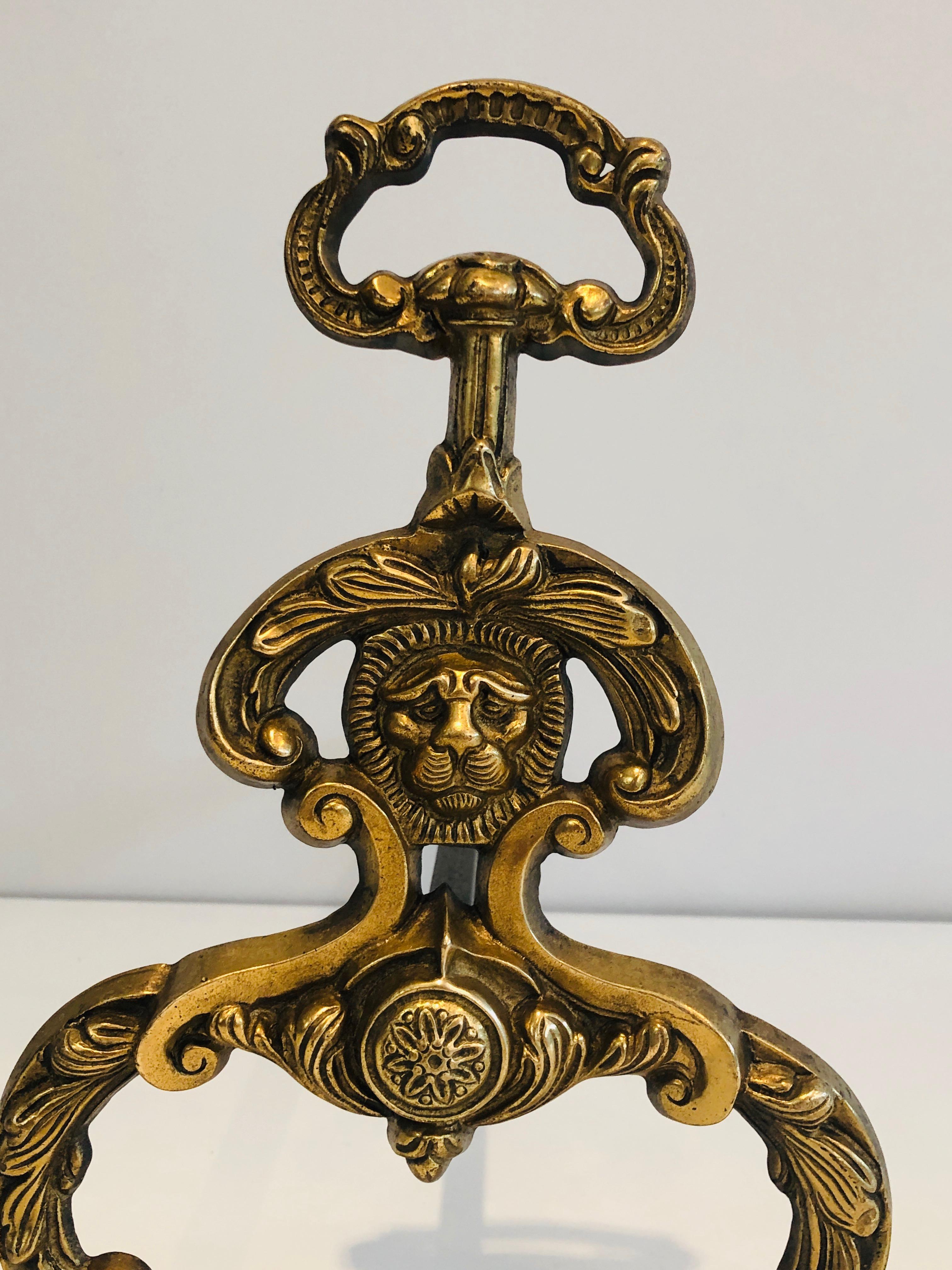 Ein Paar Feuerböcke aus Bronze und Schmiedeeisen im neoklassischen Stil mit Löwenköpfen. F im Angebot 1