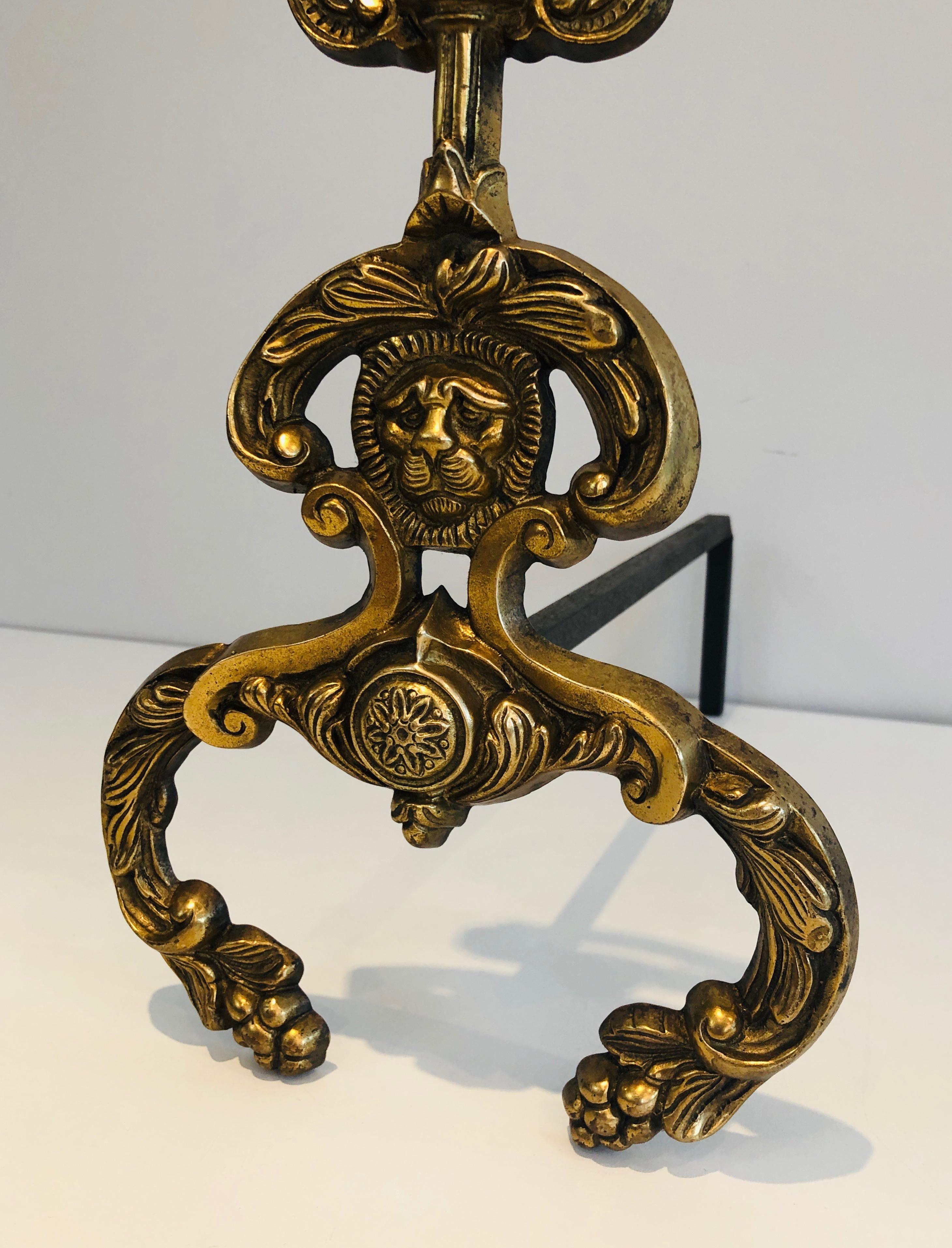 Ein Paar Feuerböcke aus Bronze und Schmiedeeisen im neoklassischen Stil mit Löwenköpfen. F im Angebot 2