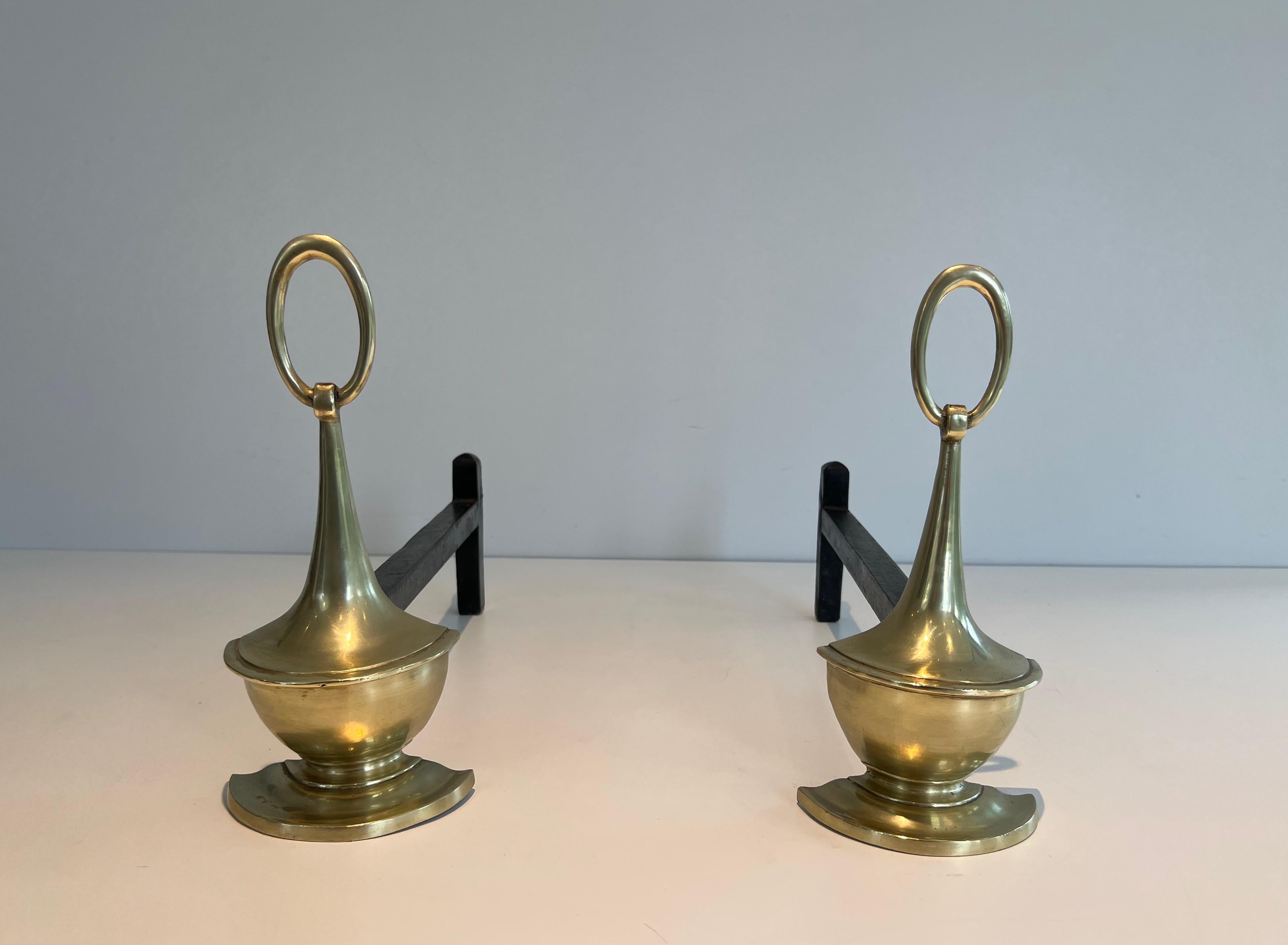 Dieses Paar Andirons im neoklassischen Stil ist aus Bronze gefertigt. Dies ist ein französisches Werk. CIRCA 1960