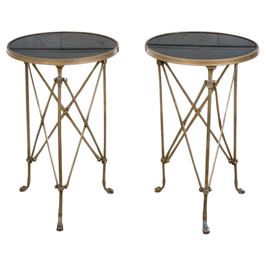 Paire de tables de Gueridon en bronze de style néoclassique avec plateaux en pierre en vente