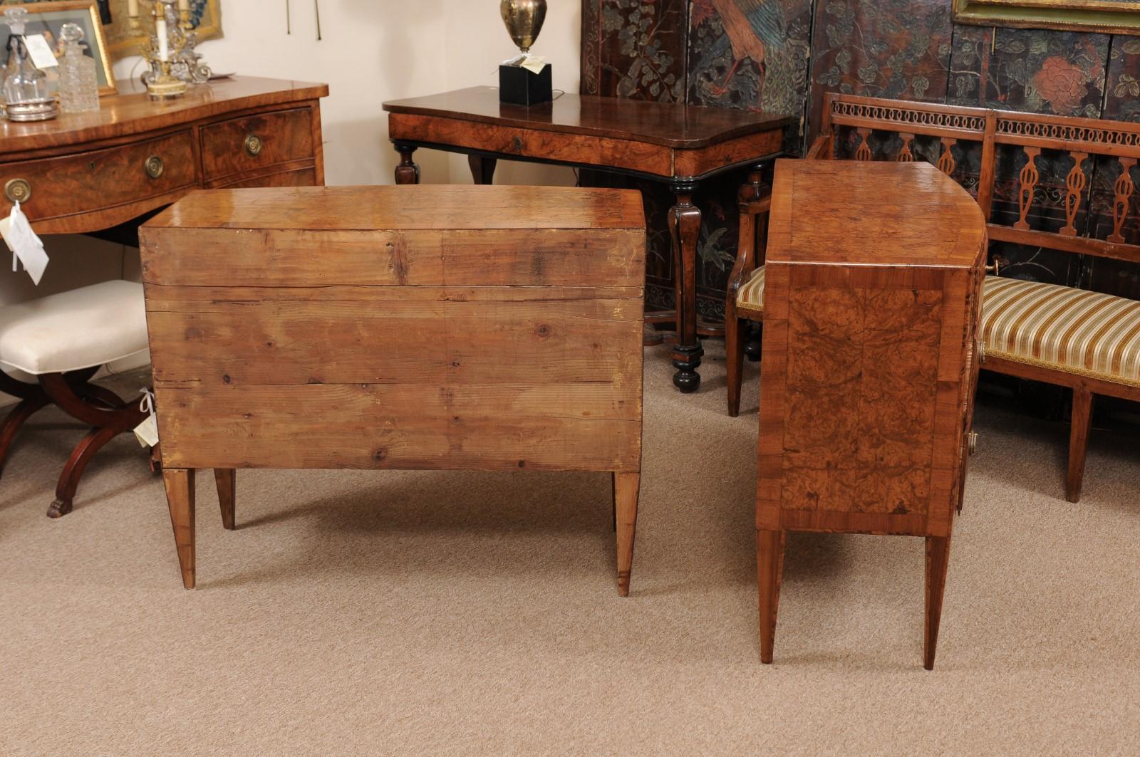 Pair of Neoclassical Style Burled Walnut Italian Bow-Front Commodes In Good Condition In Atlanta, GA