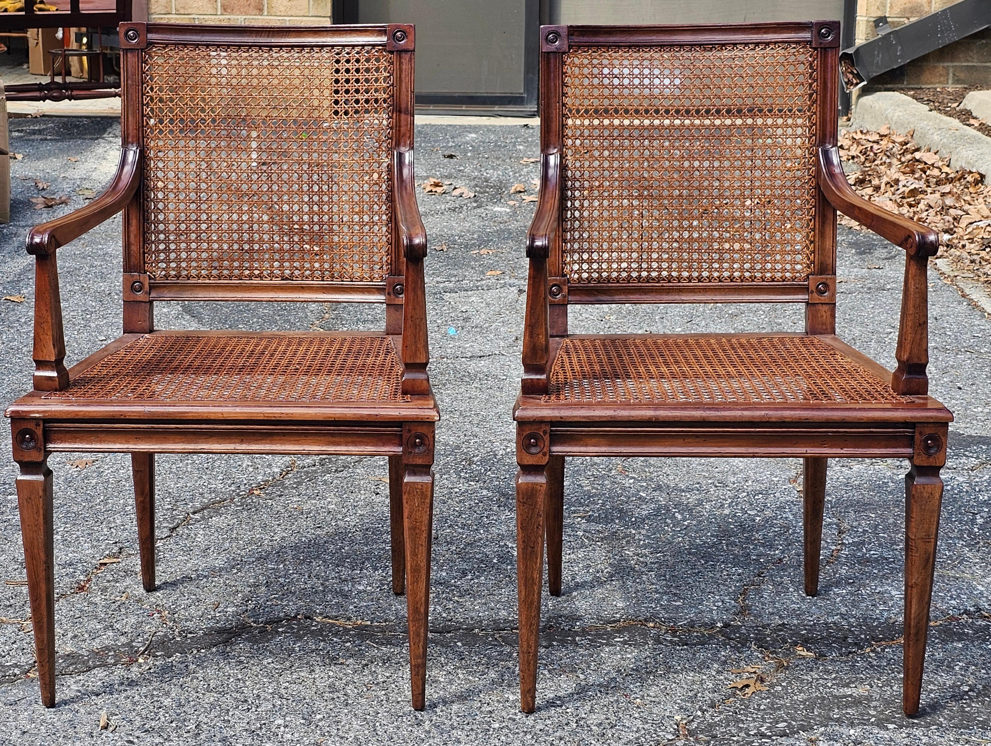 Coppia di poltrone in noce massiccio patinato con sedile e schienale a canne in stile neoclassico
 Le sue dimensioni sono circa 22,5 pollici di larghezza x 24 pollici di profondità e 36,75 pollici di altezza. L'altezza del sedile è di 18