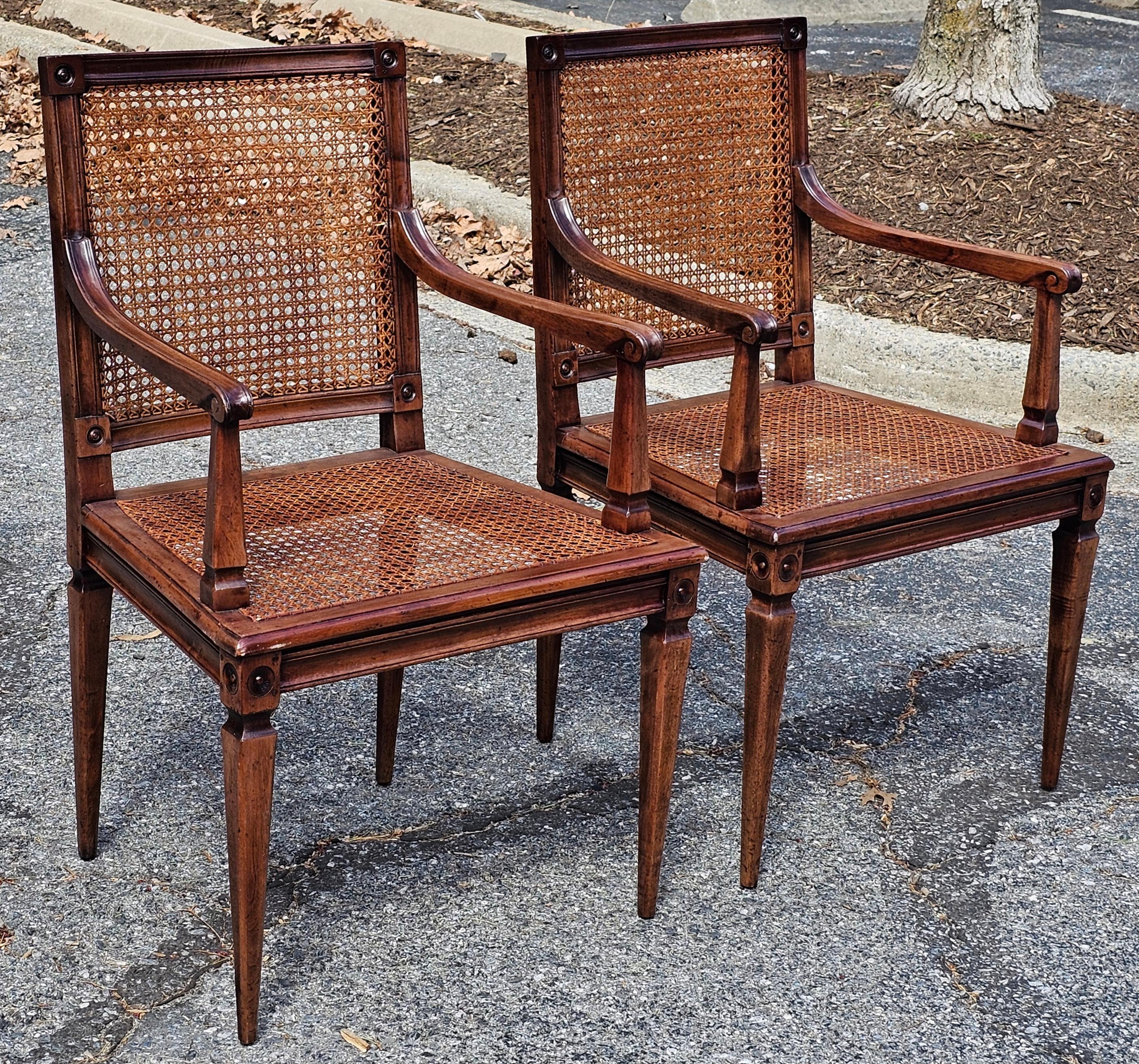 Neoclassico Coppia di poltrone in stile neoclassico con sedile e schienale a canne in noce patinato in vendita