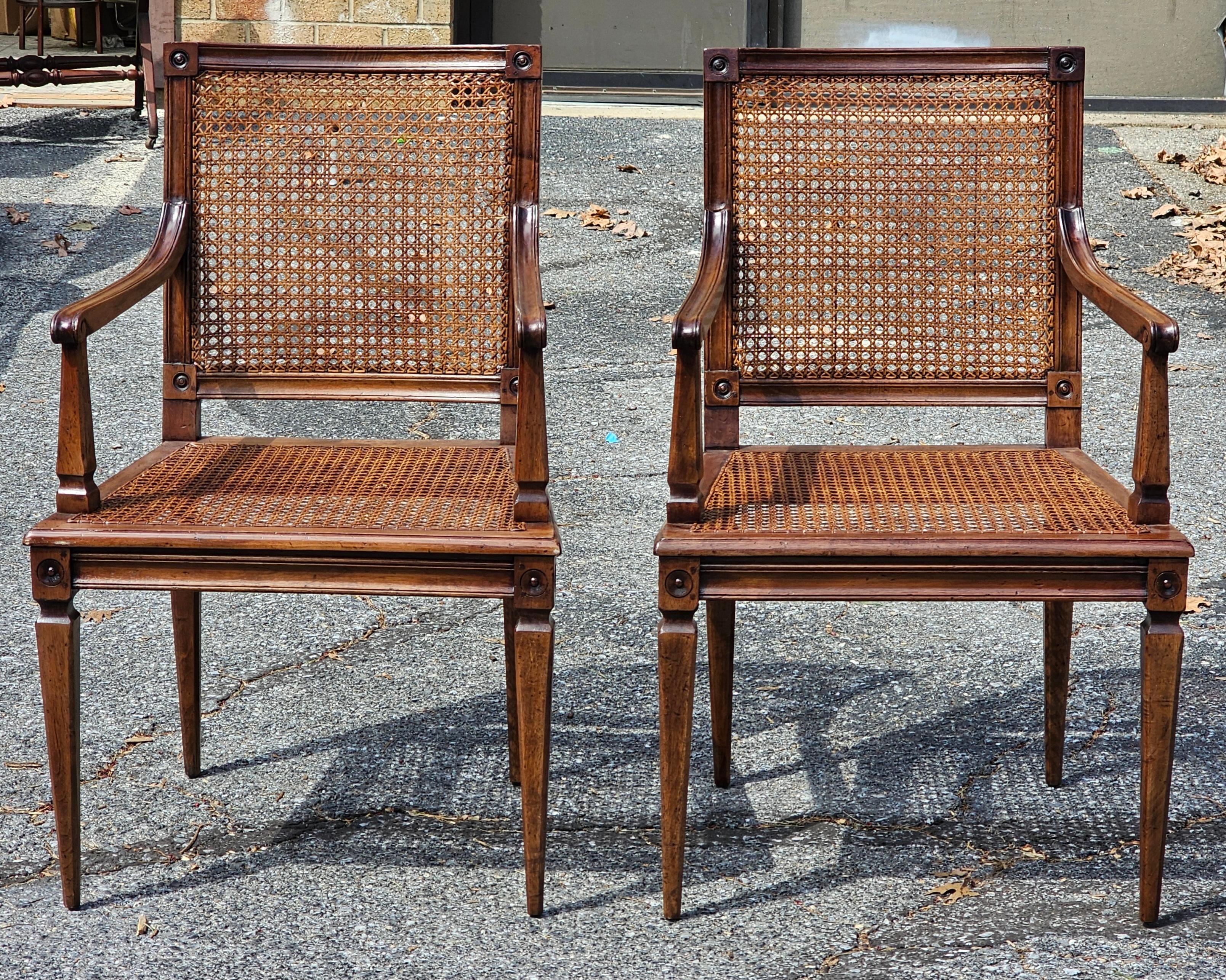 Americano Coppia di poltrone in stile neoclassico con sedile e schienale a canne in noce patinato in vendita