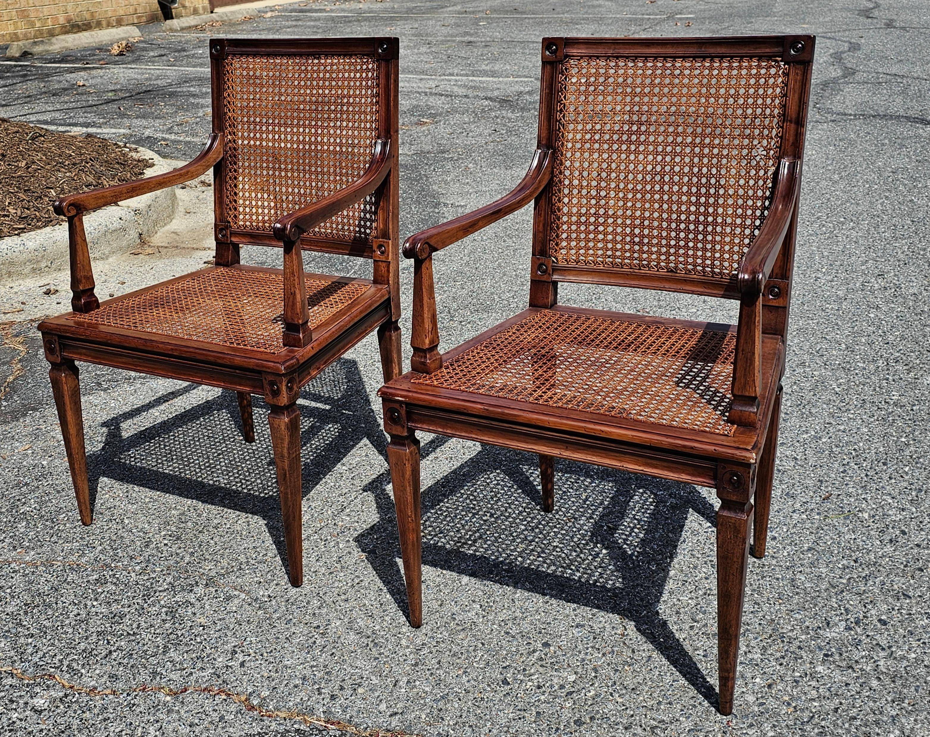 Coppia di poltrone in stile neoclassico con sedile e schienale a canne in noce patinato In condizioni buone in vendita a Germantown, MD