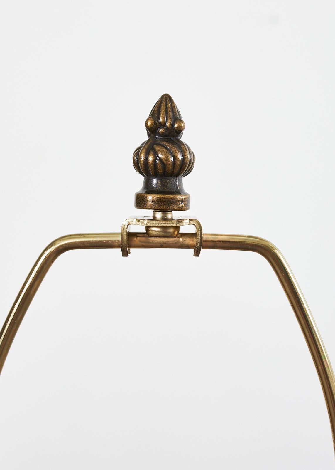 Paar geschnitzte Alabaster-Artichoke-Lampen im neoklassischen Stil im Angebot 7
