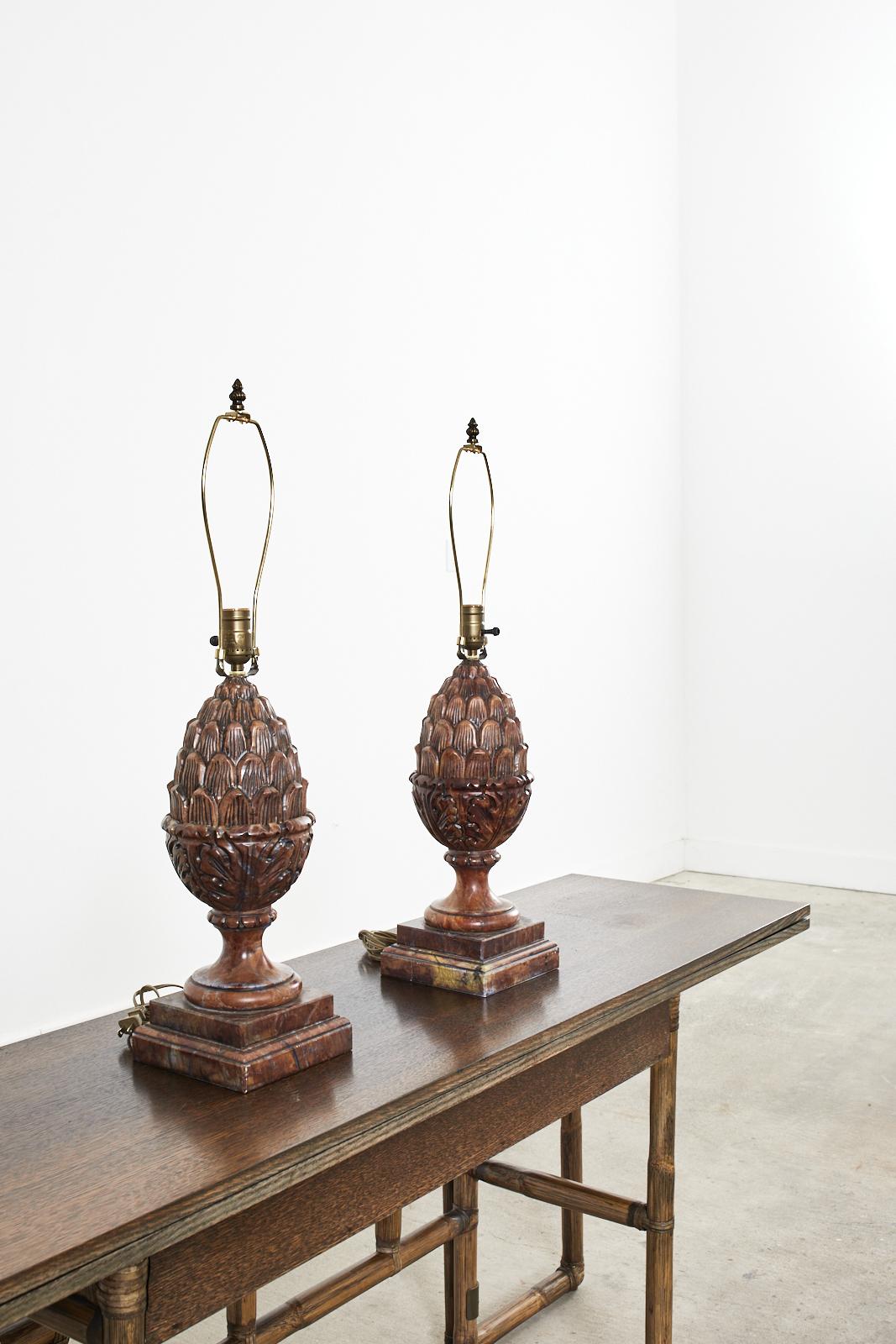 Paar geschnitzte Alabaster-Artichoke-Lampen im neoklassischen Stil im Angebot 10