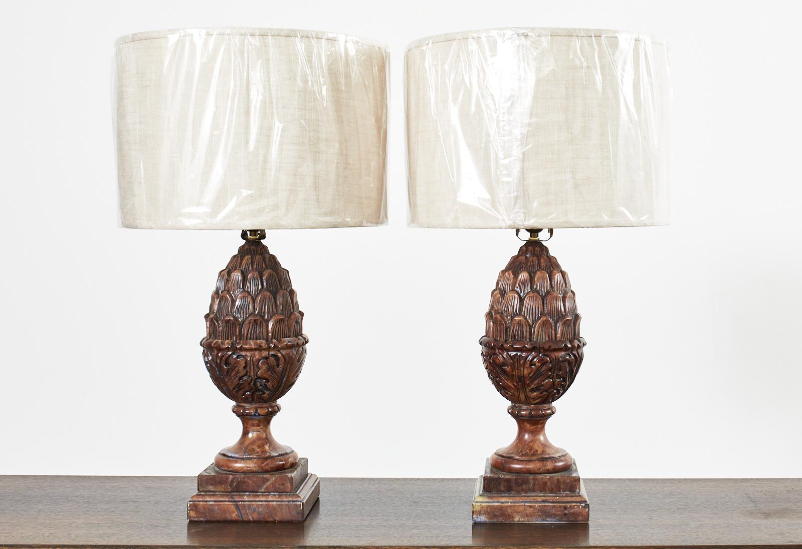 Paar geschnitzte Alabaster-Artichoke-Lampen im neoklassischen Stil (Neoklassisch) im Angebot