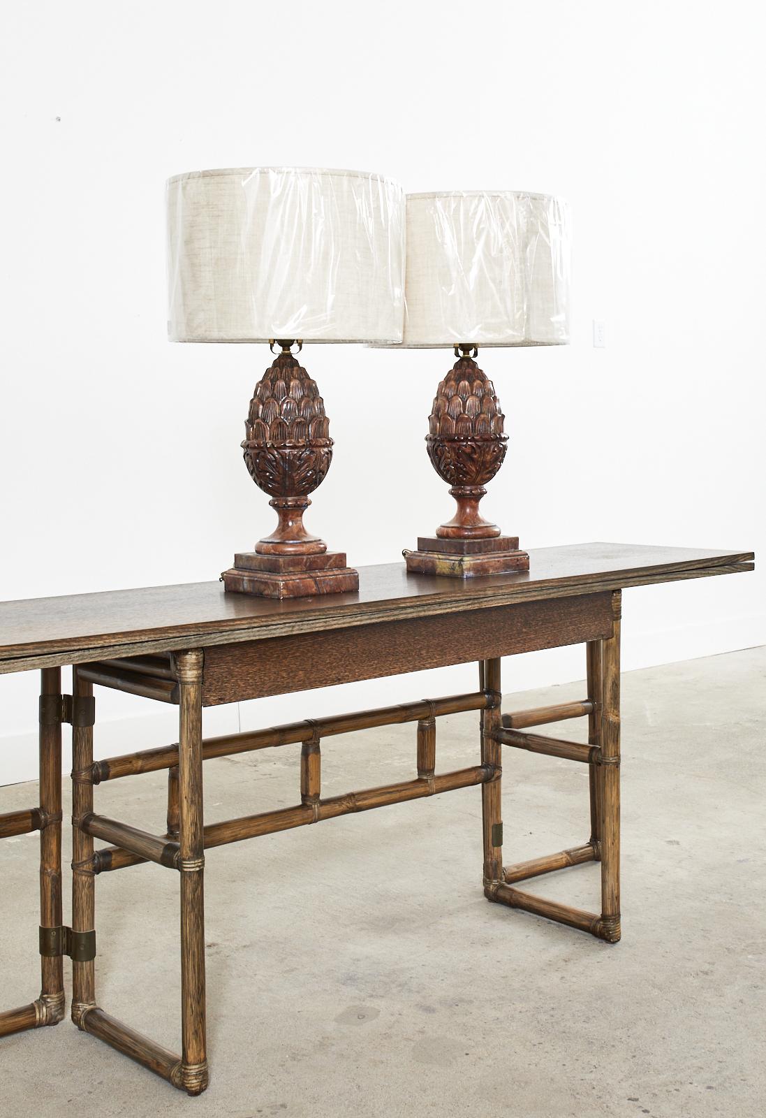 Paar geschnitzte Alabaster-Artichoke-Lampen im neoklassischen Stil (Handgefertigt) im Angebot