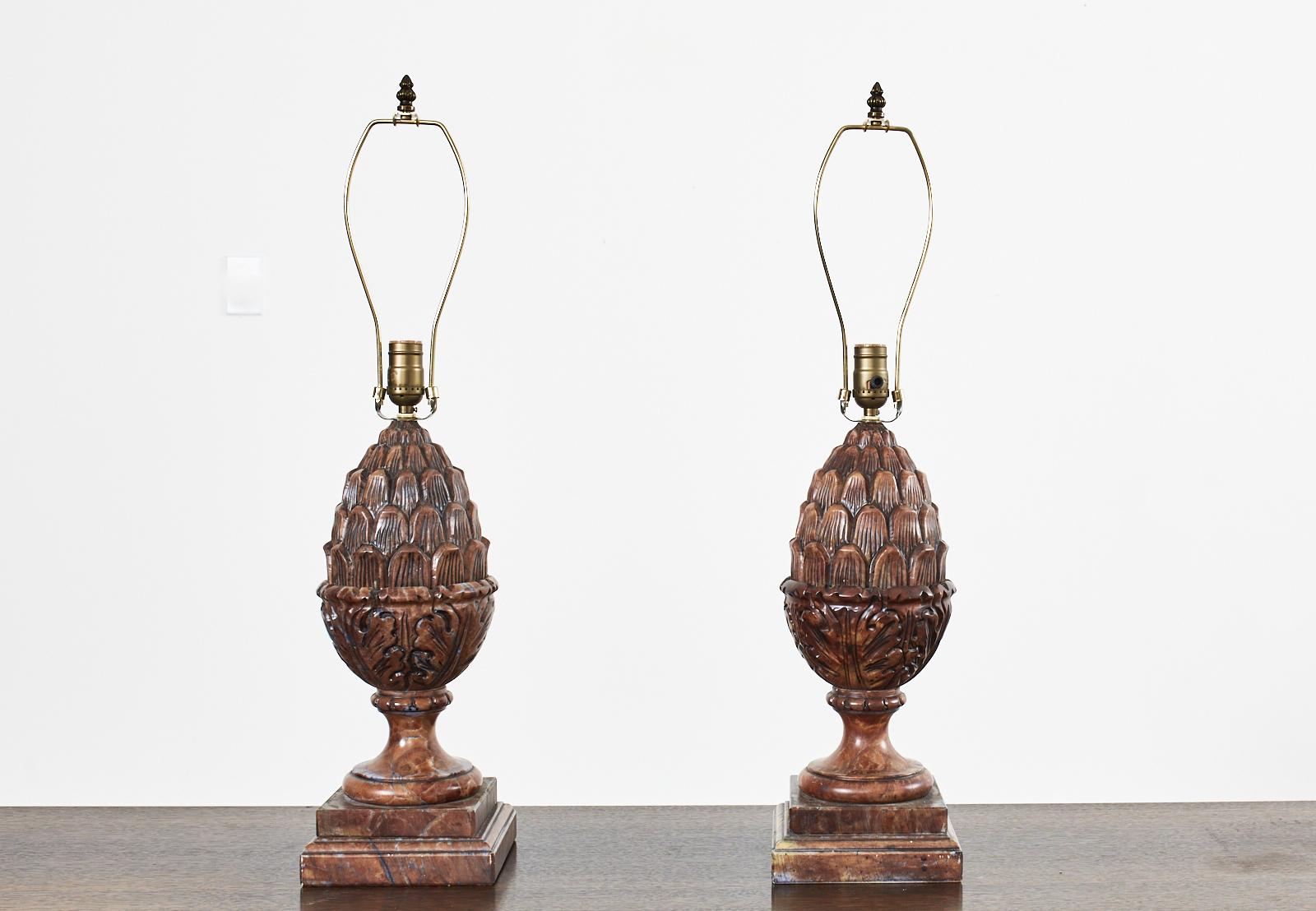 Paar geschnitzte Alabaster-Artichoke-Lampen im neoklassischen Stil im Zustand „Gut“ im Angebot in Rio Vista, CA