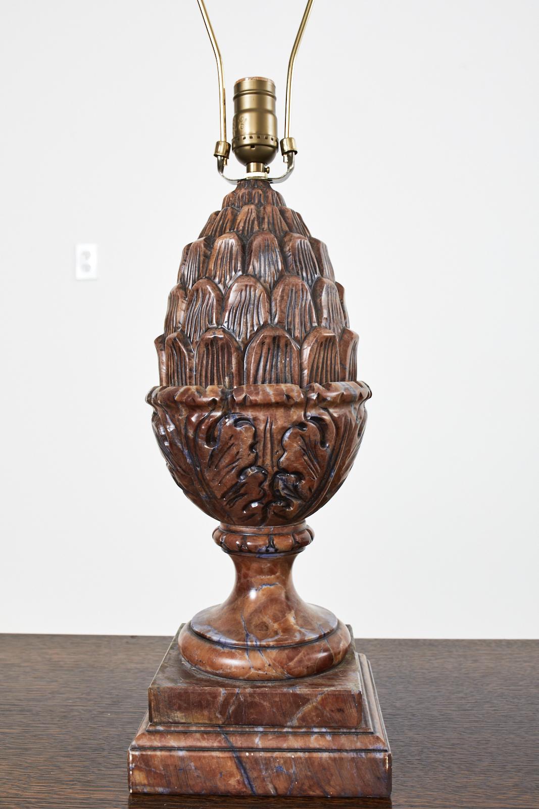 Paar geschnitzte Alabaster-Artichoke-Lampen im neoklassischen Stil (20. Jahrhundert) im Angebot