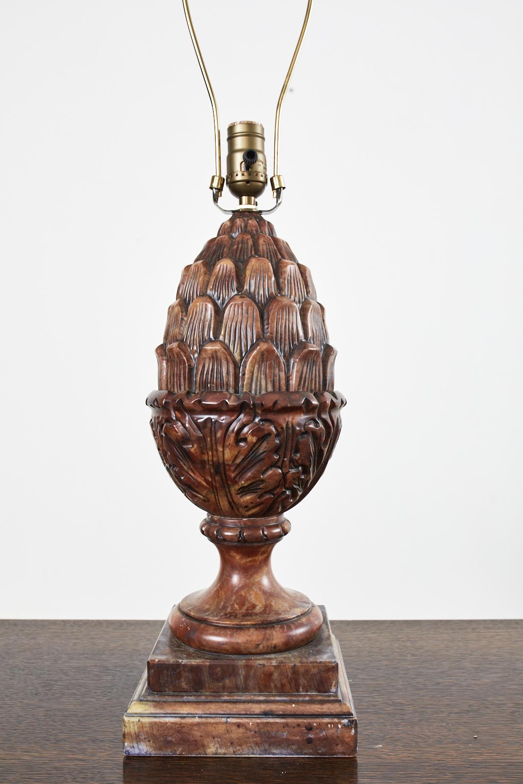 Paar geschnitzte Alabaster-Artichoke-Lampen im neoklassischen Stil im Angebot 1