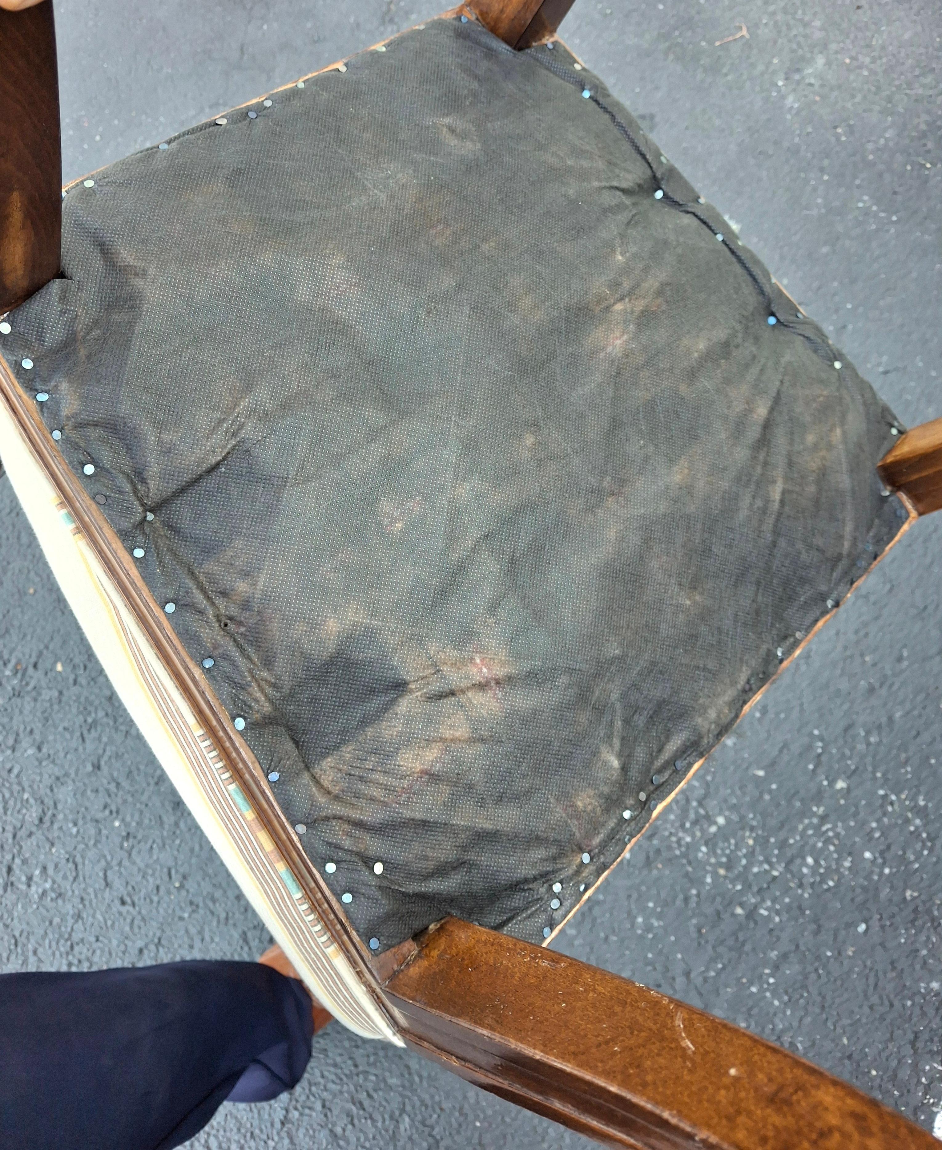 Coppia di sedie laterali in legno intagliato e imbottite in stile Neoclassico in vendita 3