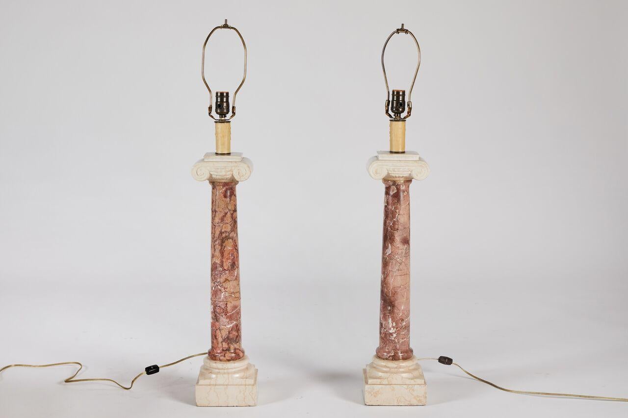 Une paire de lampes de table en marbre sculpté de style néoclassique avec des abat-jour en soie

36