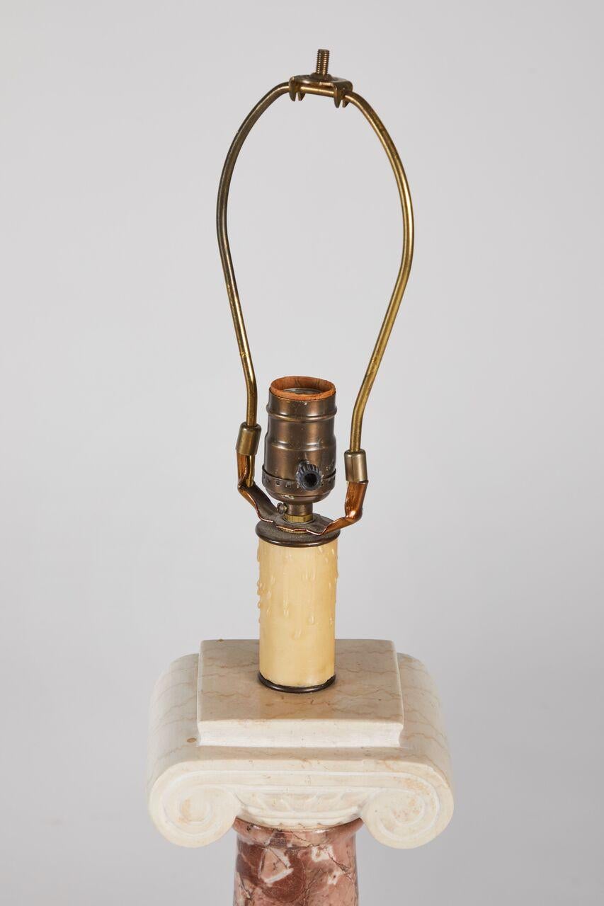 Paire de lampes de table en marbre sculpté de style néoclassique avec abat-jour en soie 1