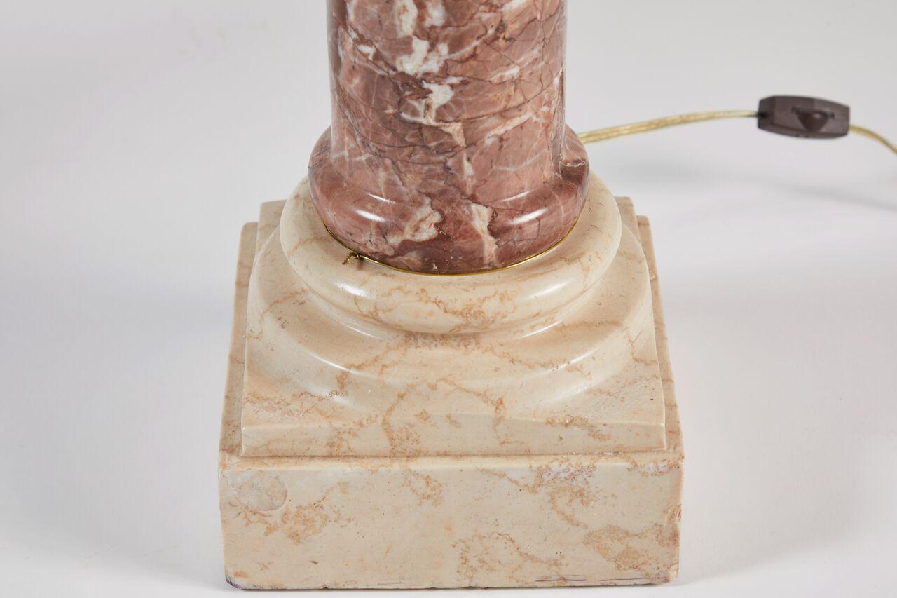 Paire de lampes de table en marbre sculpté de style néoclassique avec abat-jour en soie 2