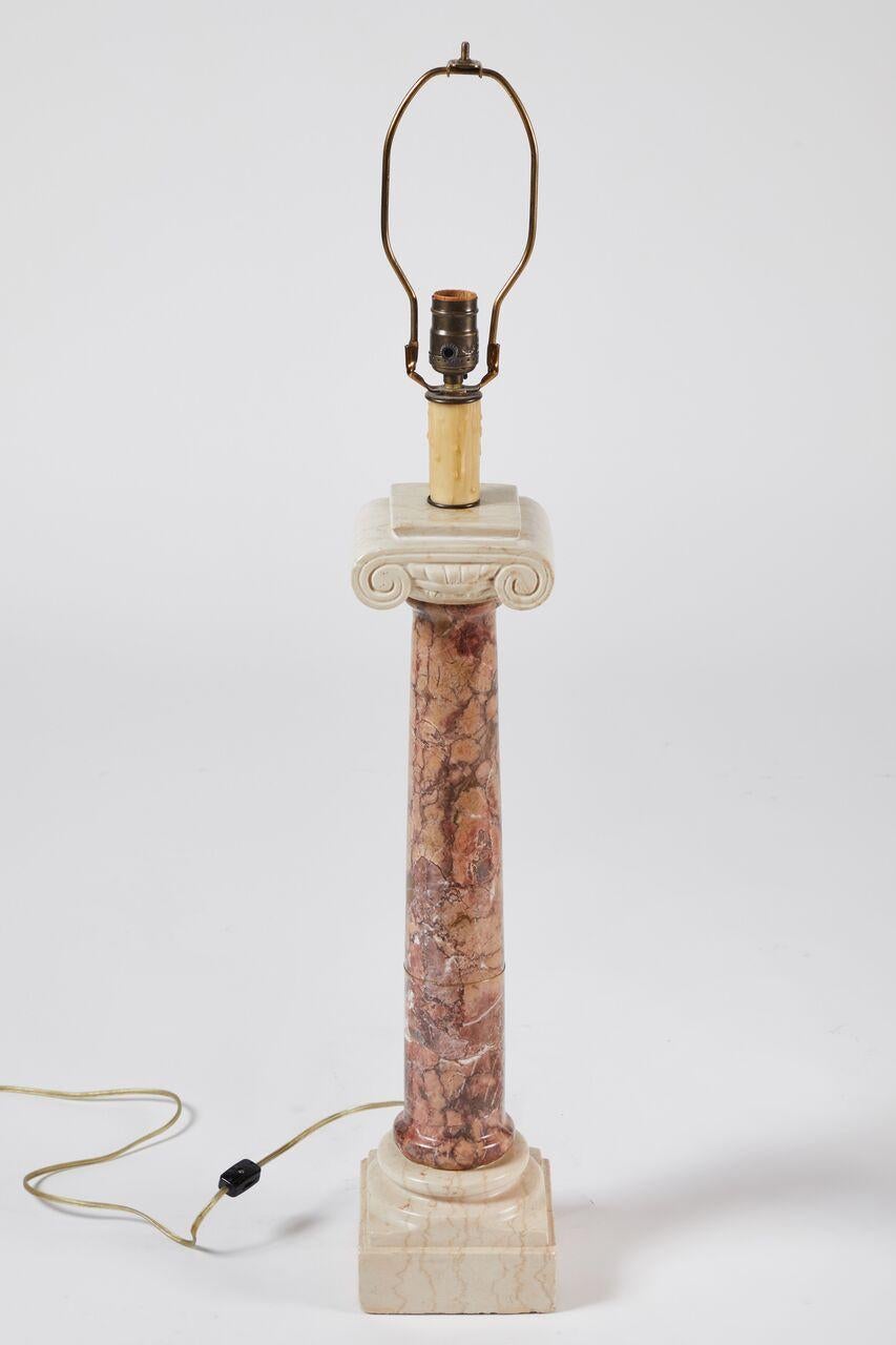 Paire de lampes de table en marbre sculpté de style néoclassique avec abat-jour en soie 4