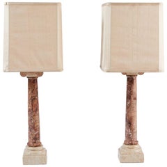 Paire de lampes de table en marbre sculpté de style néoclassique avec abat-jour en soie