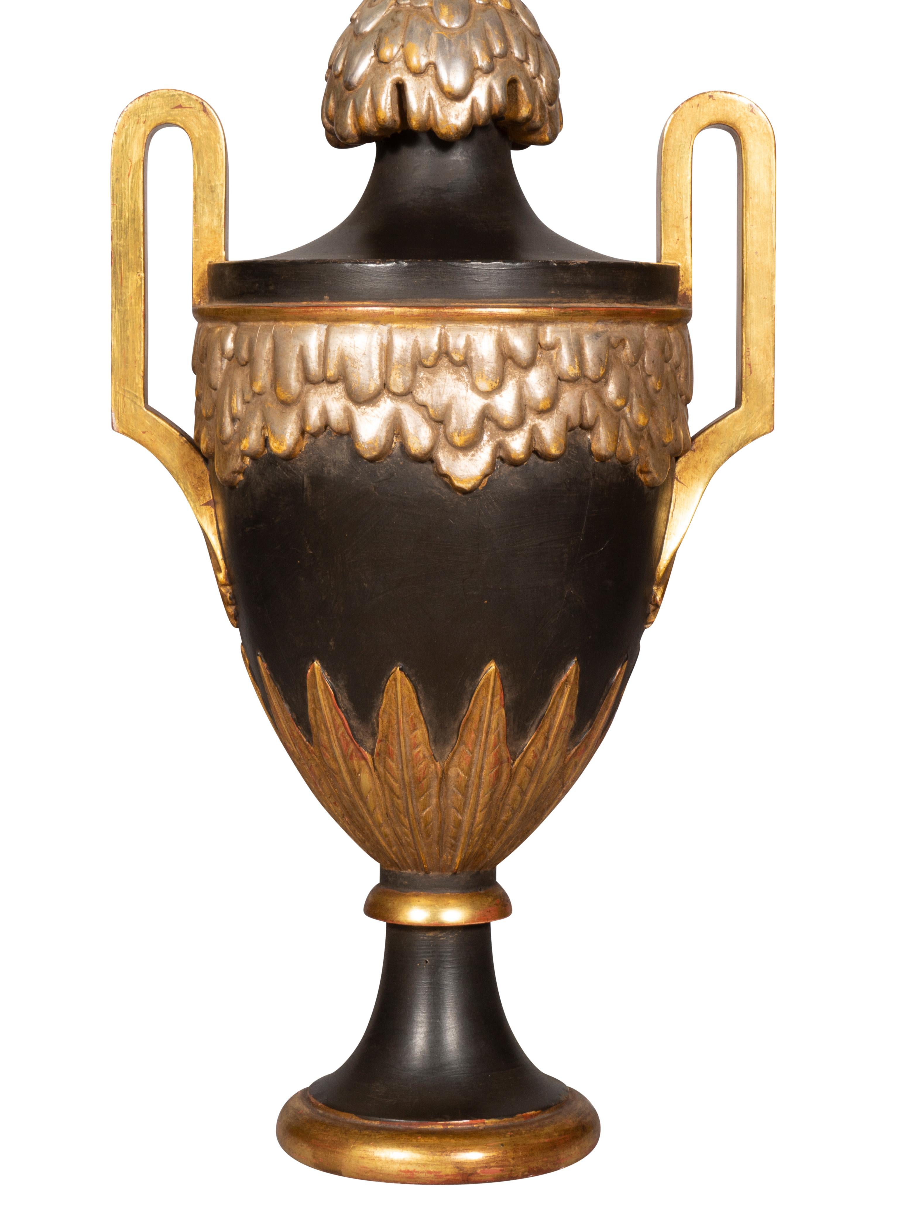 Paire de lampes de table composition de style néoclassique en vente 6