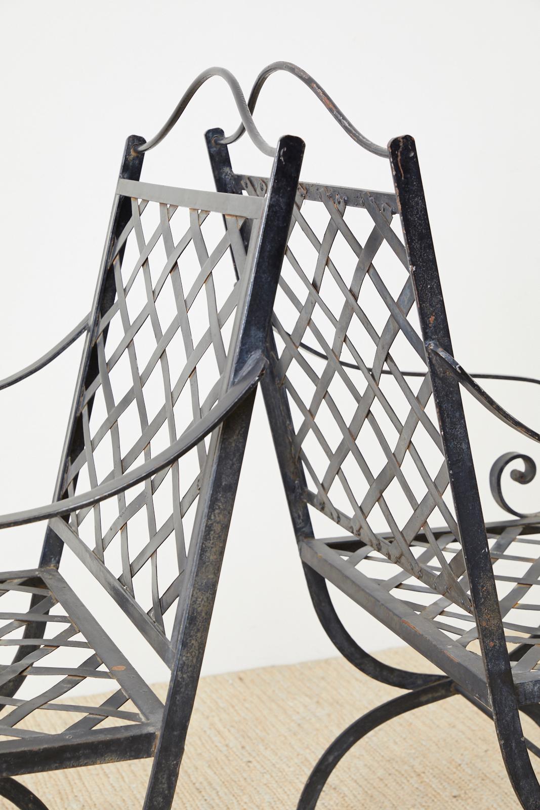 Paar Gartenstühle aus Eisen im neoklassischen Stil mit geschweiften Beinen 8