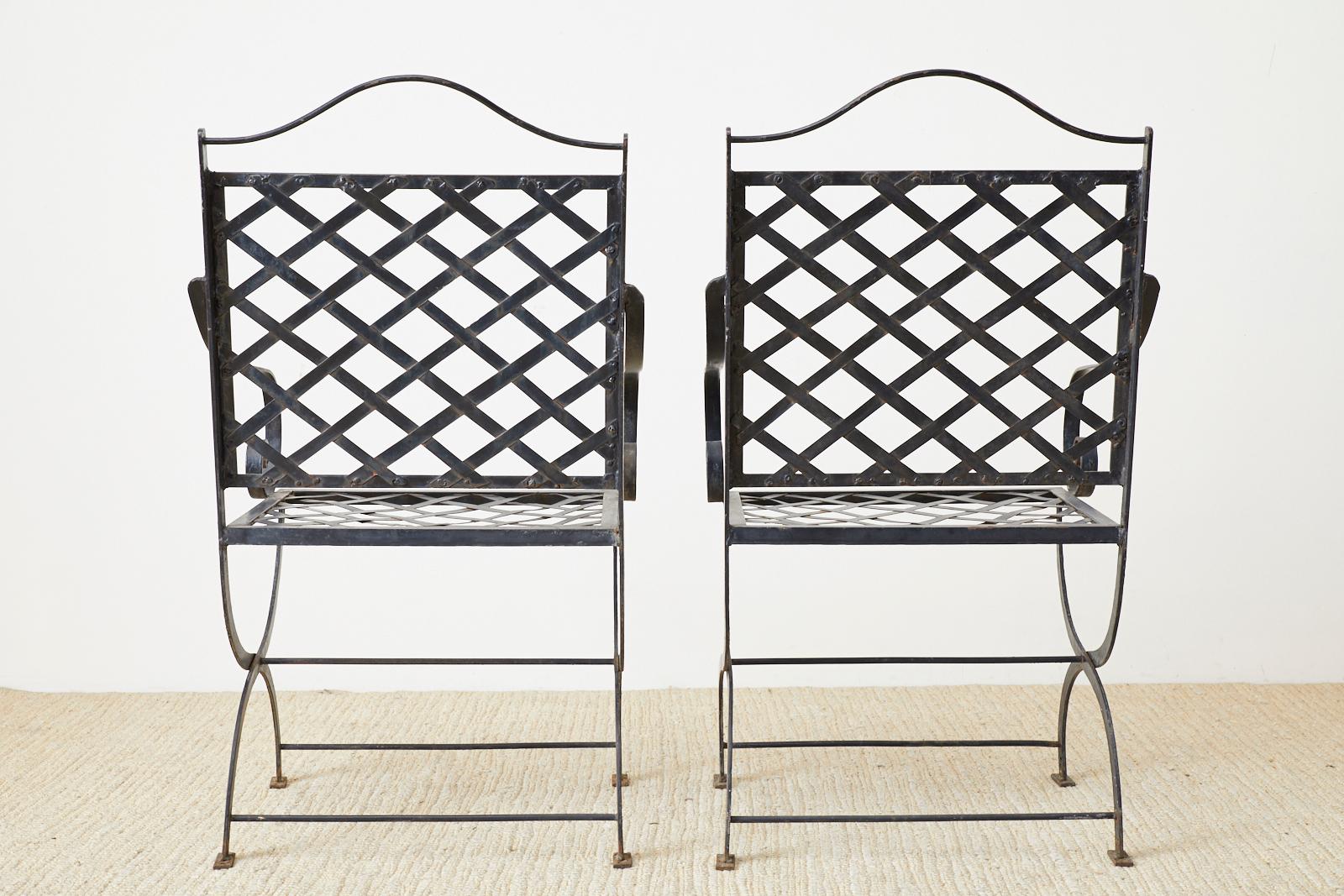 Paar Gartenstühle aus Eisen im neoklassischen Stil mit geschweiften Beinen 10