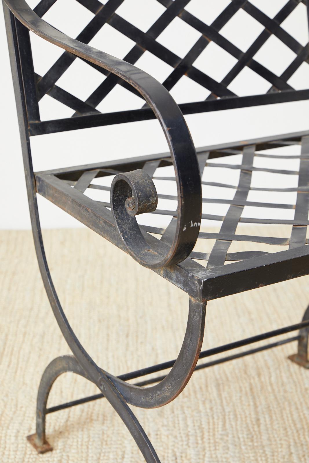 Paar Gartenstühle aus Eisen im neoklassischen Stil mit geschweiften Beinen im Zustand „Gut“ in Rio Vista, CA
