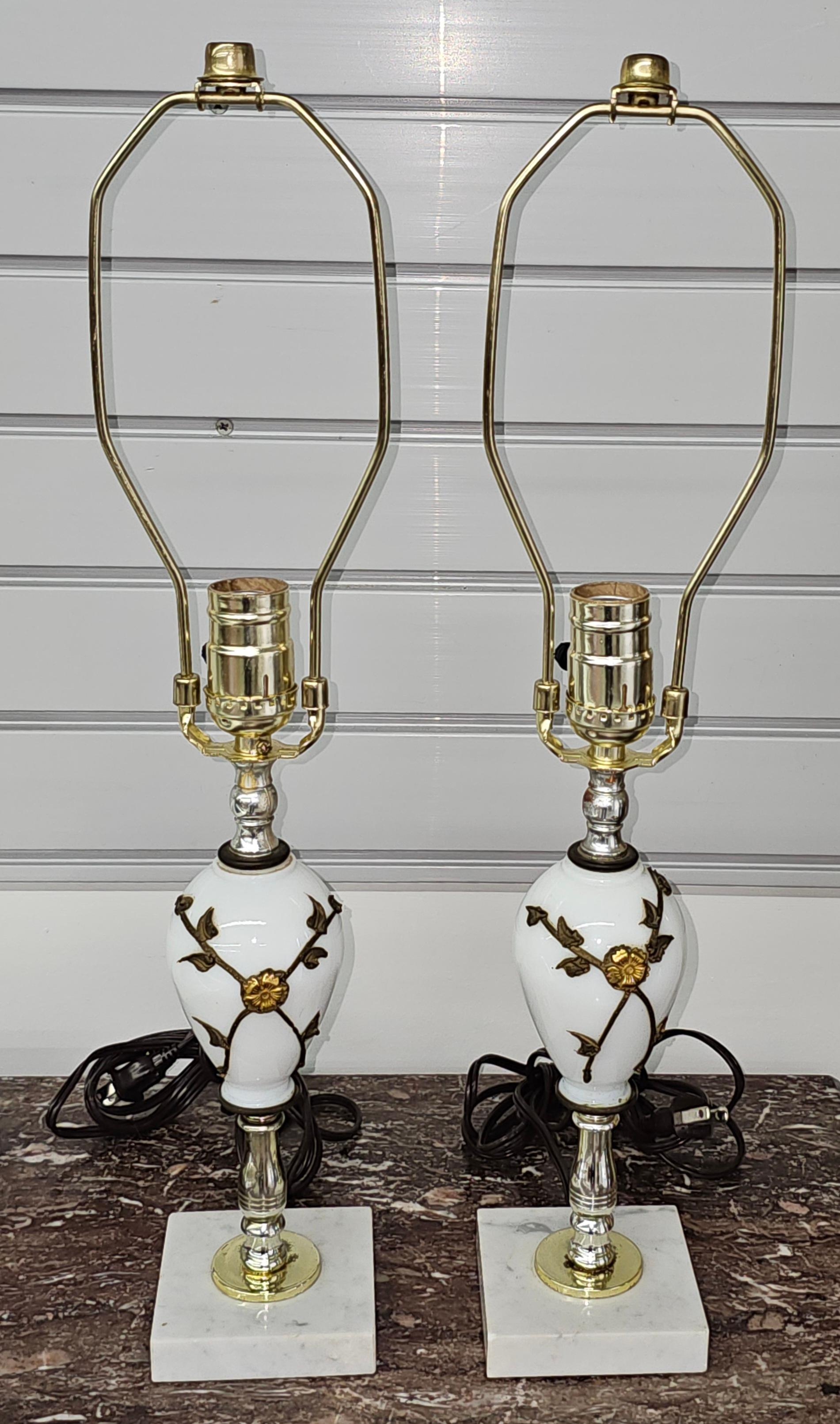 Paar Lampen im neoklassischen Stil aus vergoldetem Metall, Milchglas und Marmor
Messen Sie 4