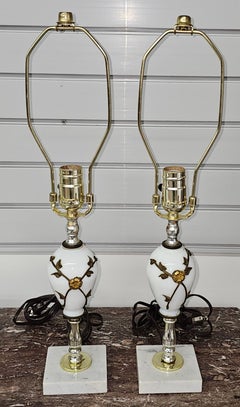 Paire de lampes en verre au lait et marbre décorés de style néoclassique