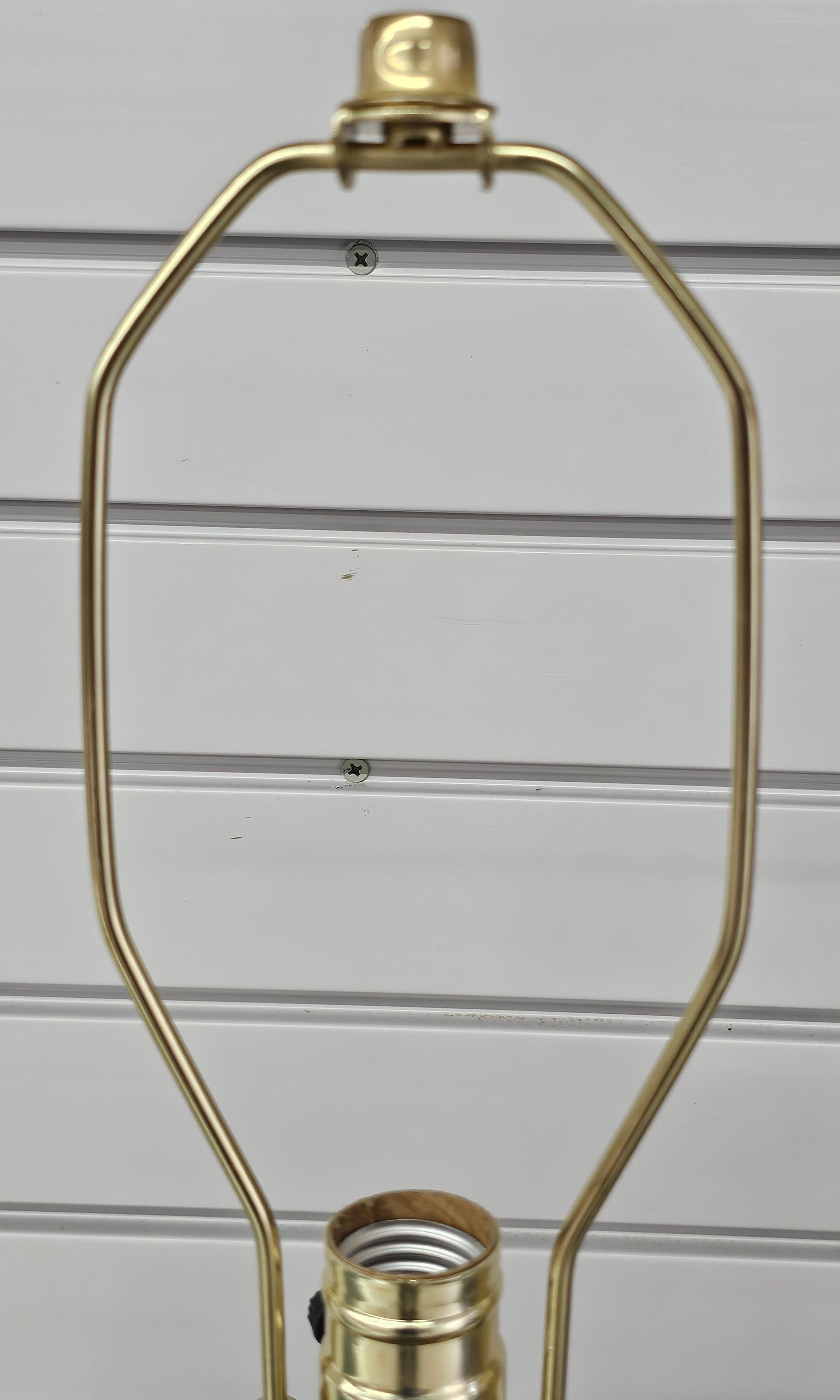 Paar dekorierte Milchglas- und Marmorlampen im neoklassischen Stil im Zustand „Gut“ im Angebot in Germantown, MD