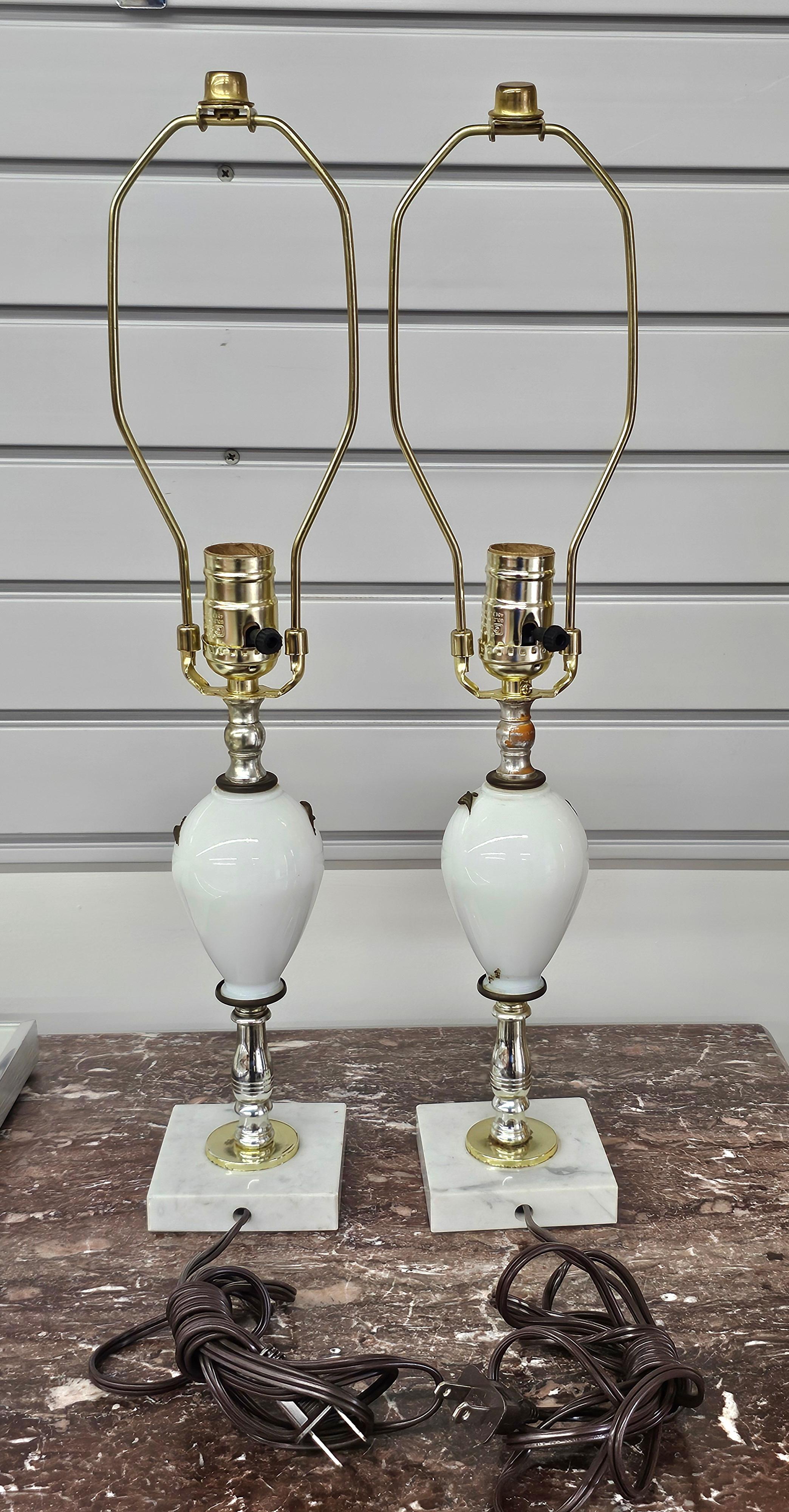Paar dekorierte Milchglas- und Marmorlampen im neoklassischen Stil (Messing) im Angebot